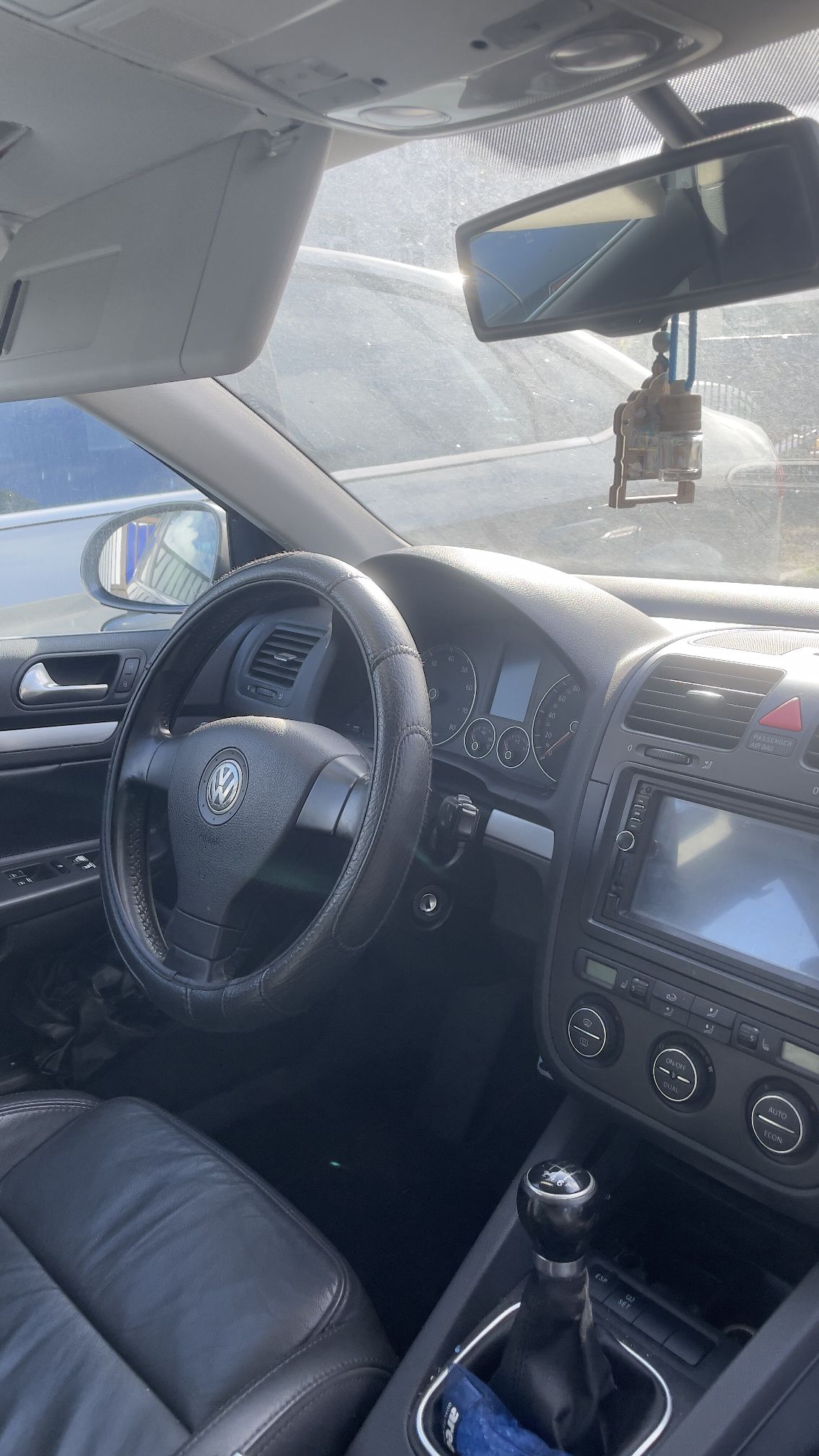 Środek samochodu Volkswagen Jetta.