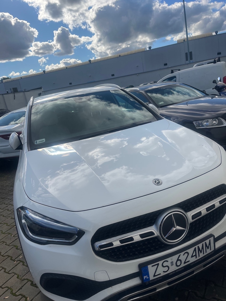 Przód białego Mercedesa-Benz GLA