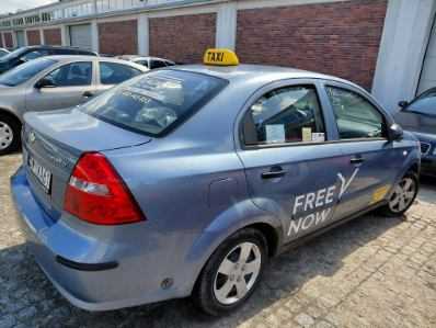 prawy bok pojazdu z napisem na drzwiach Free Now, na dachu znak TAXI, brak widocznych uszkodzeń