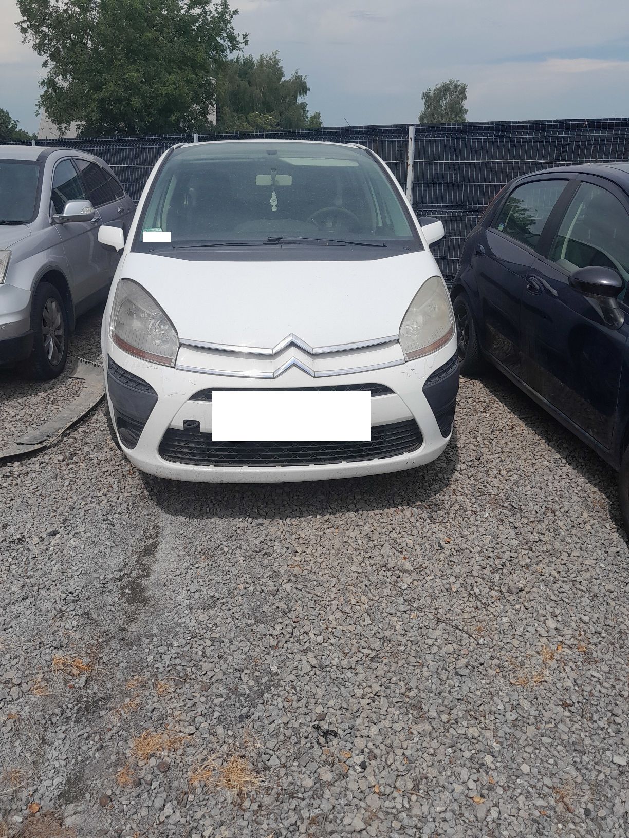 Biały Citroen C4, Widziany od przodu pojazdu