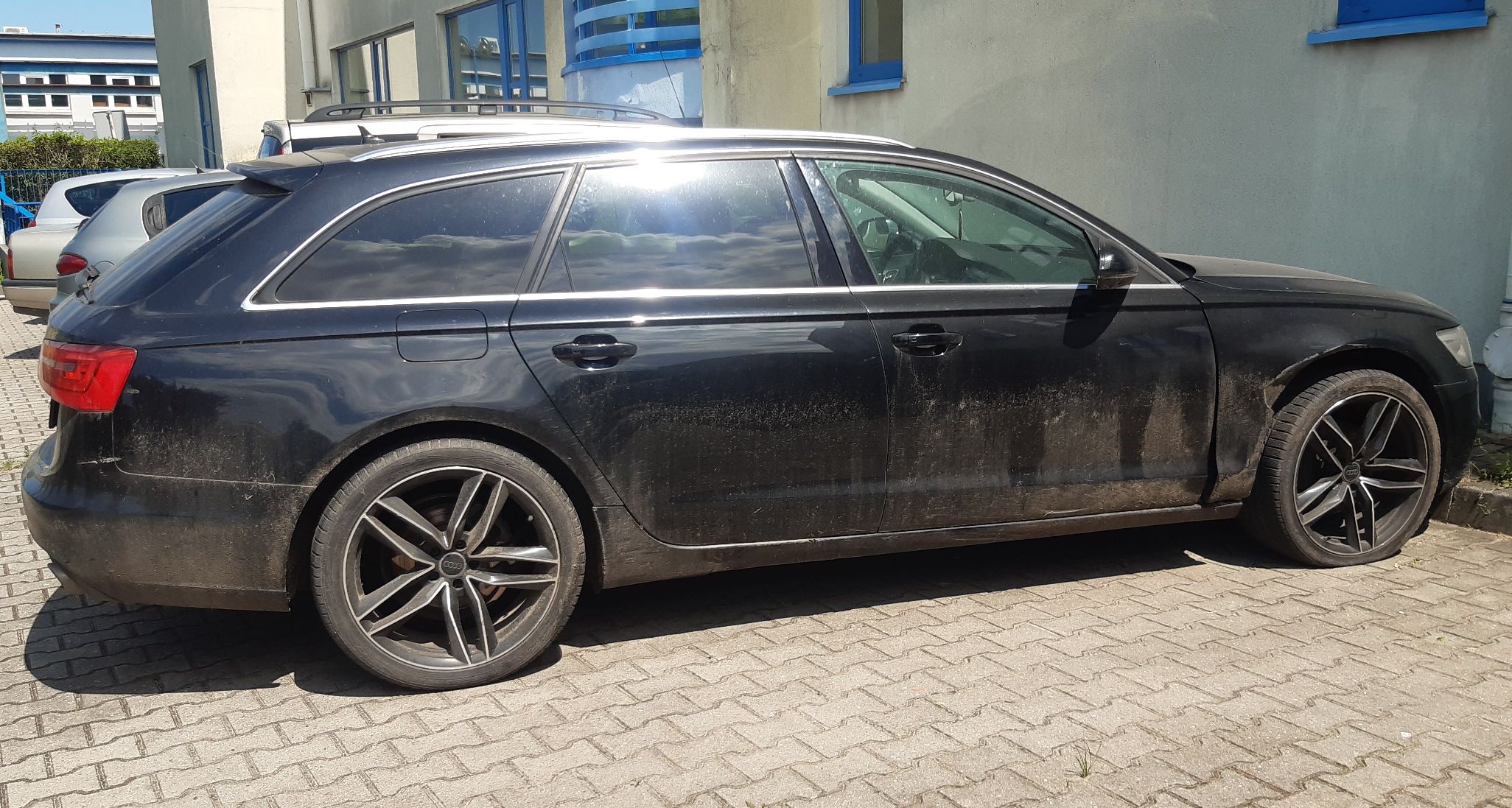 Czarny samochód osobowy typu kombi marki Audi A6