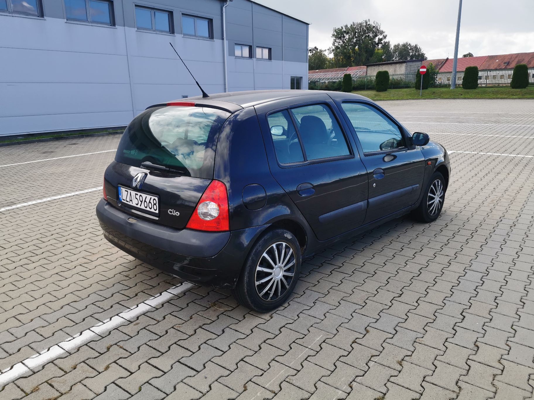 Prawa strona oraz tył pojazdu. Prawa lampa tylna. Zderzak tylny.