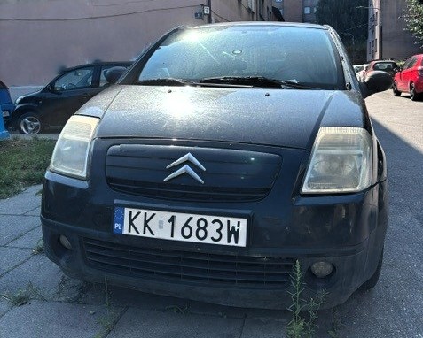 przód samochodu marki Citroen C2 koloru czarnego