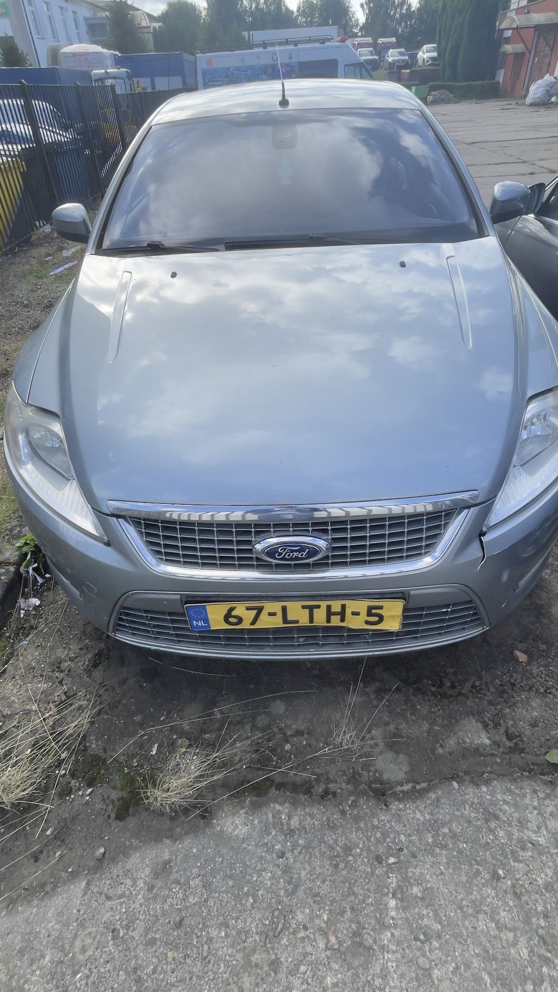 Przód samochodu Ford Mondeo