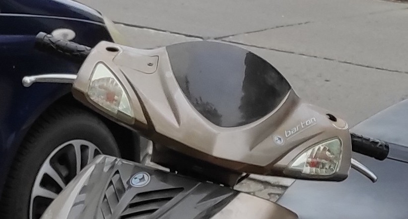 Kierownica z widocznymi miejscami na boczne lusterka.
