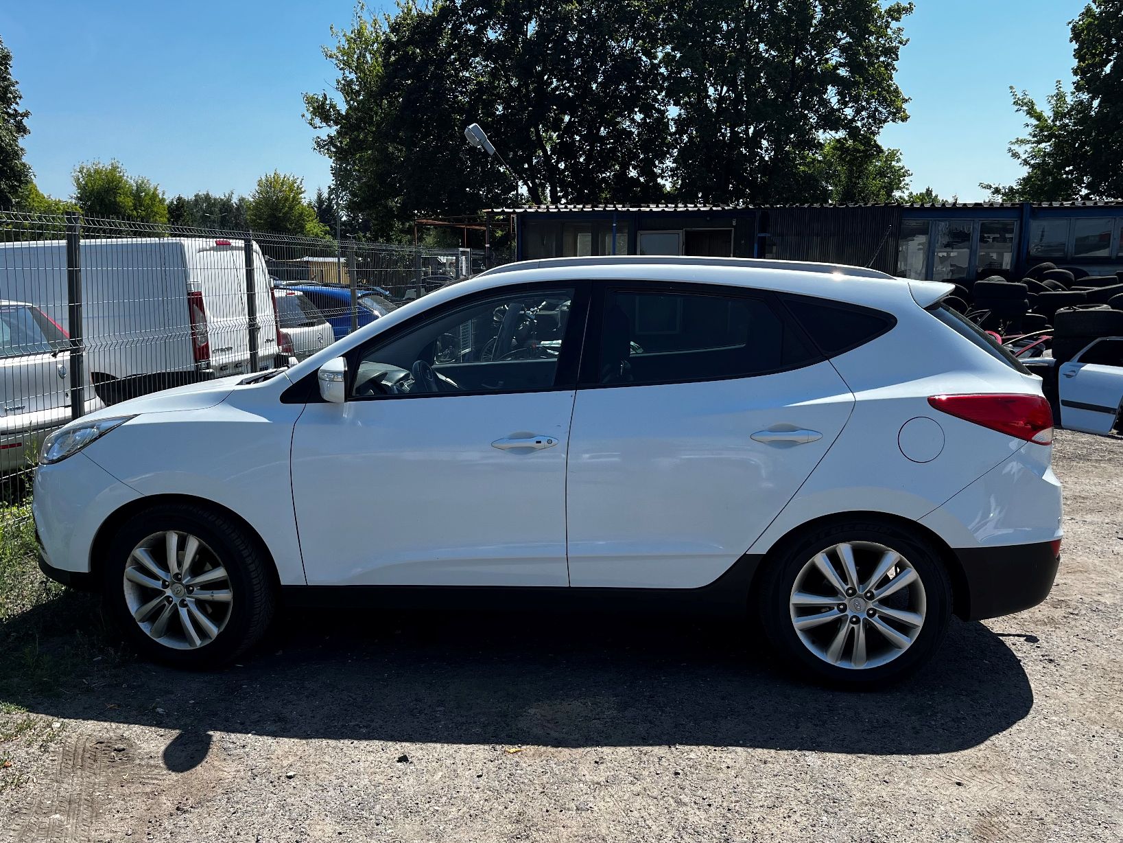 Biały Hyundai Tuscon widziany z boku