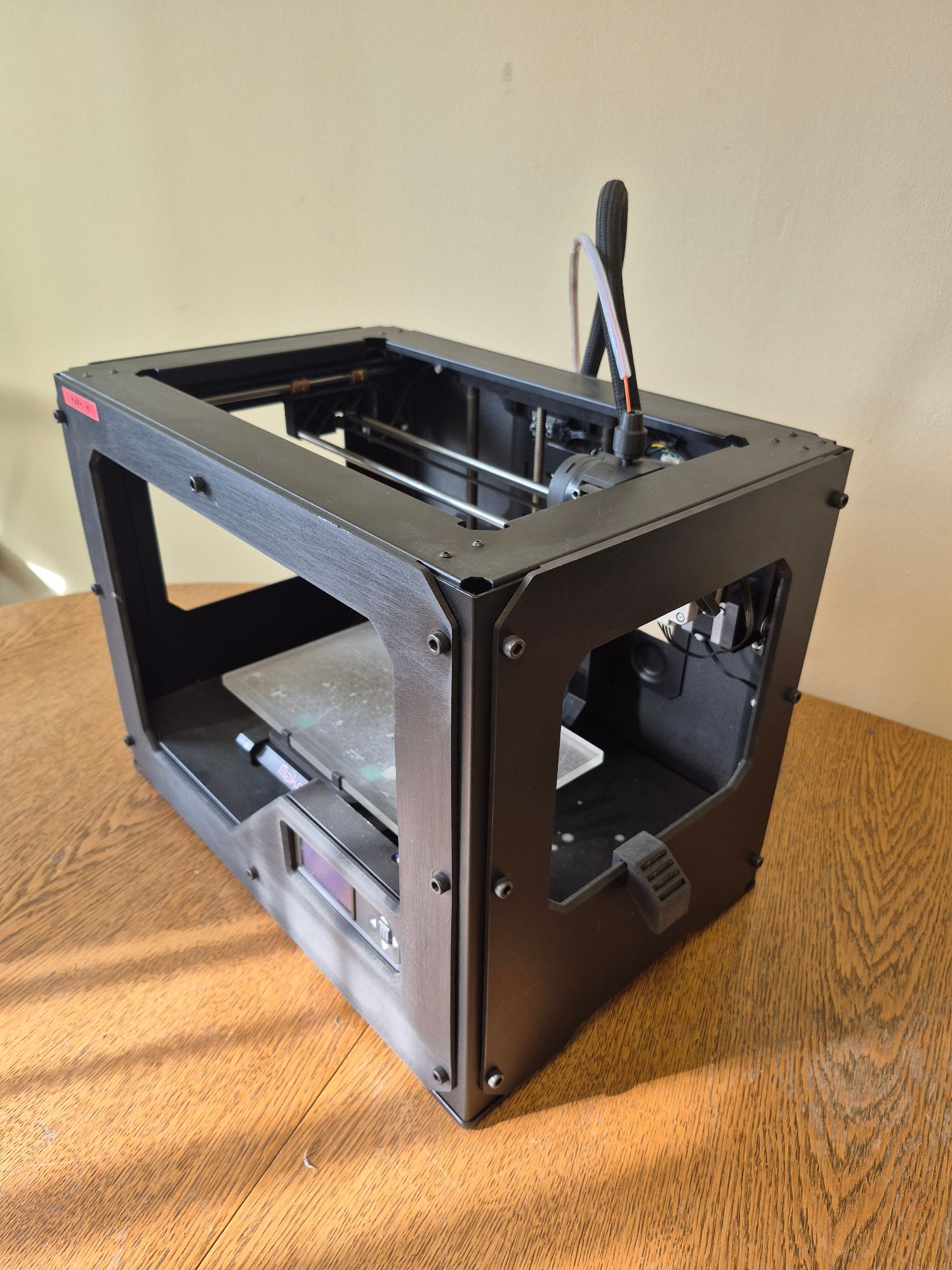widok na bok przód i górę drukarki 3D