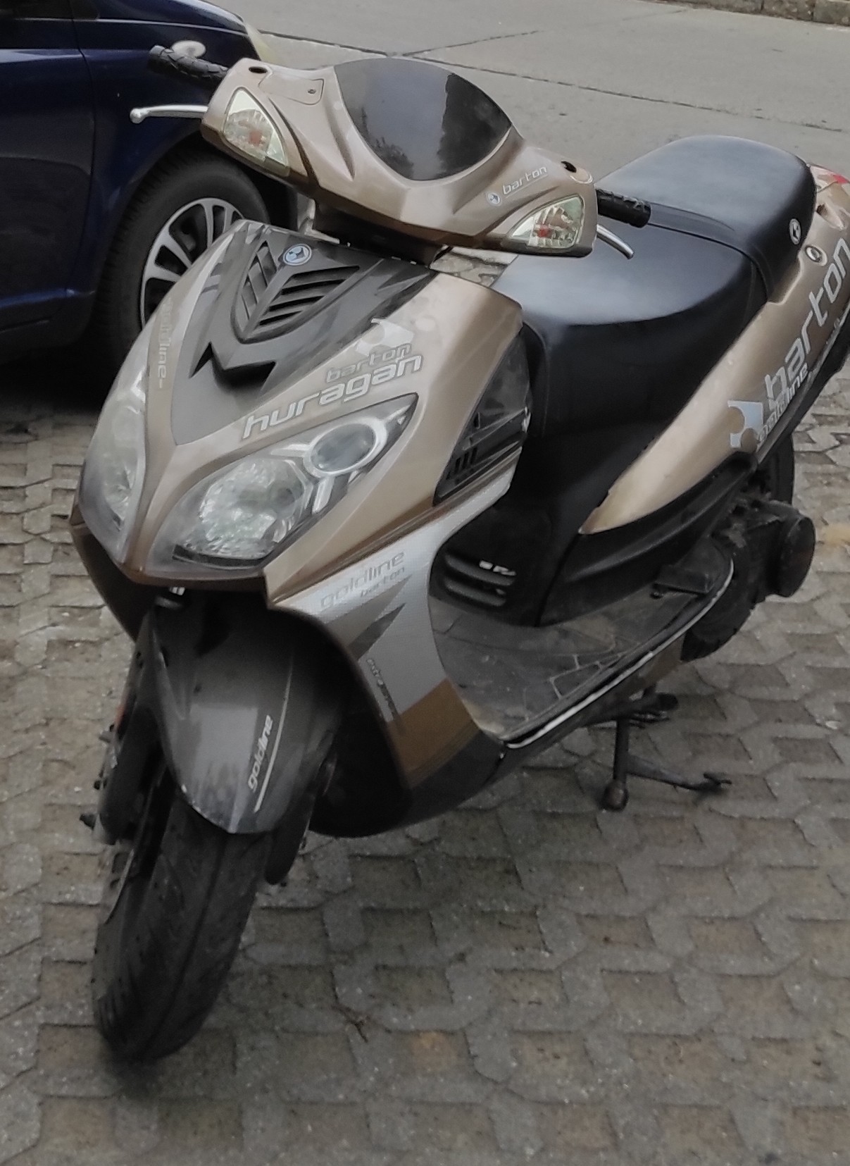 Motorower TAOTAO model CY50T-8, kolor brązowo-czarny.