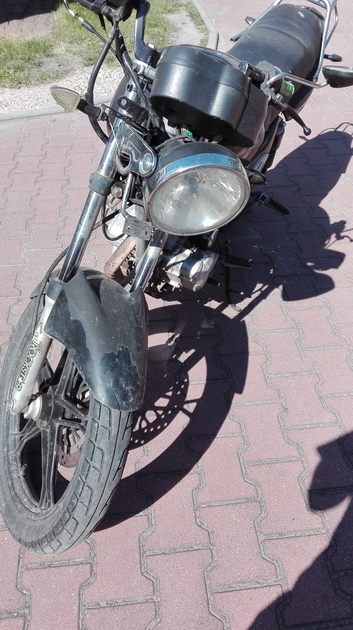 Zdjęcie motoroweru z przodu