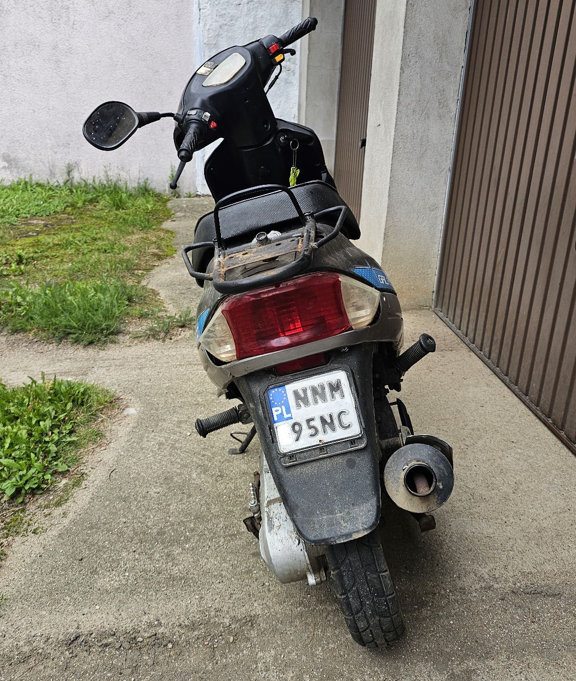 Motorower Longija, kolor czarno-srebrno-niebieski, widok tyłu