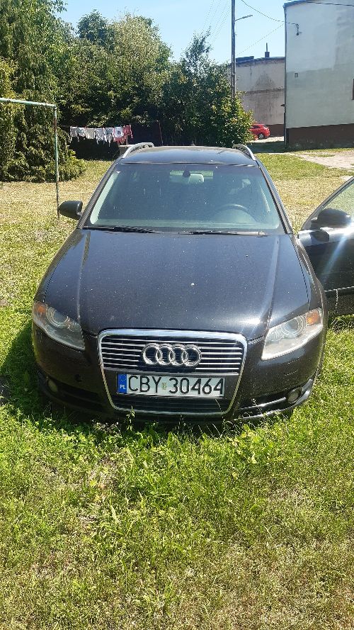 Czarny samochód Audi A4 Avant w wersji kombi, widok z przodu