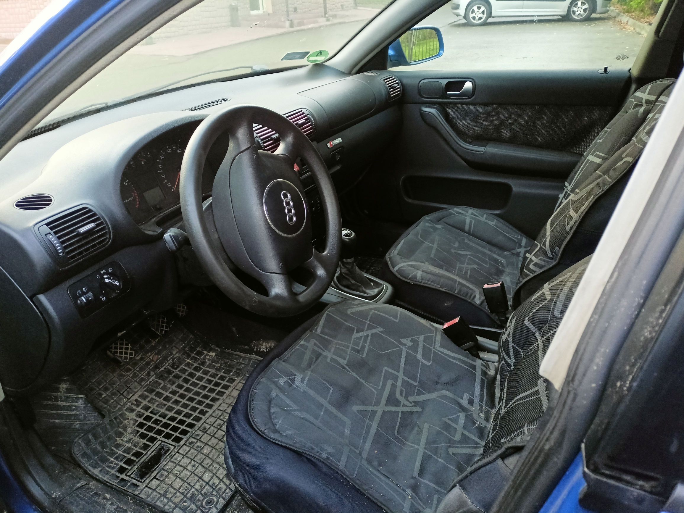 Widok wnętrza pojazdu od strony drzwi kierowcy