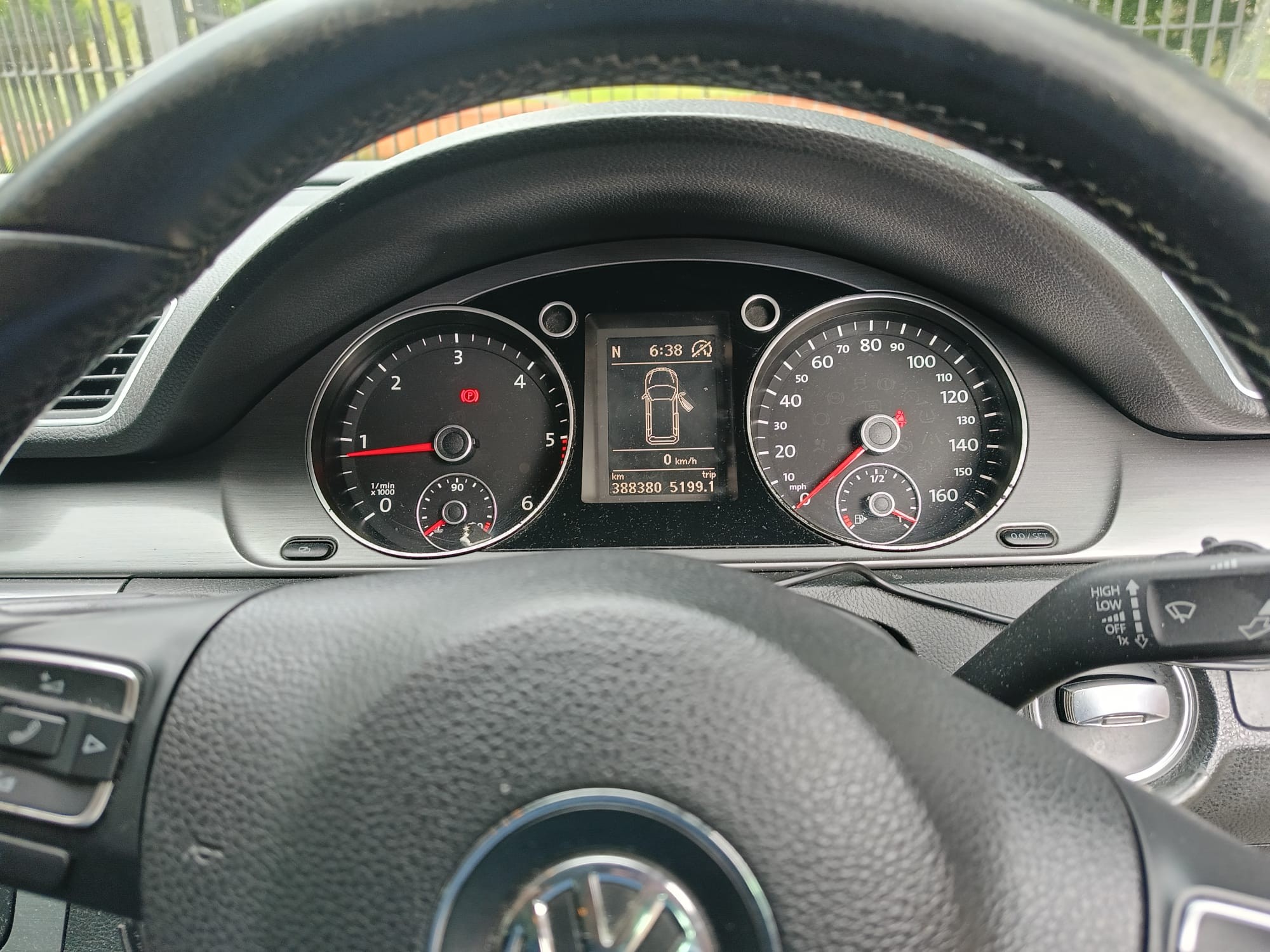 zdjęcie licznika pojazdu z widocznym przebiegiem pojazdu 388380 km