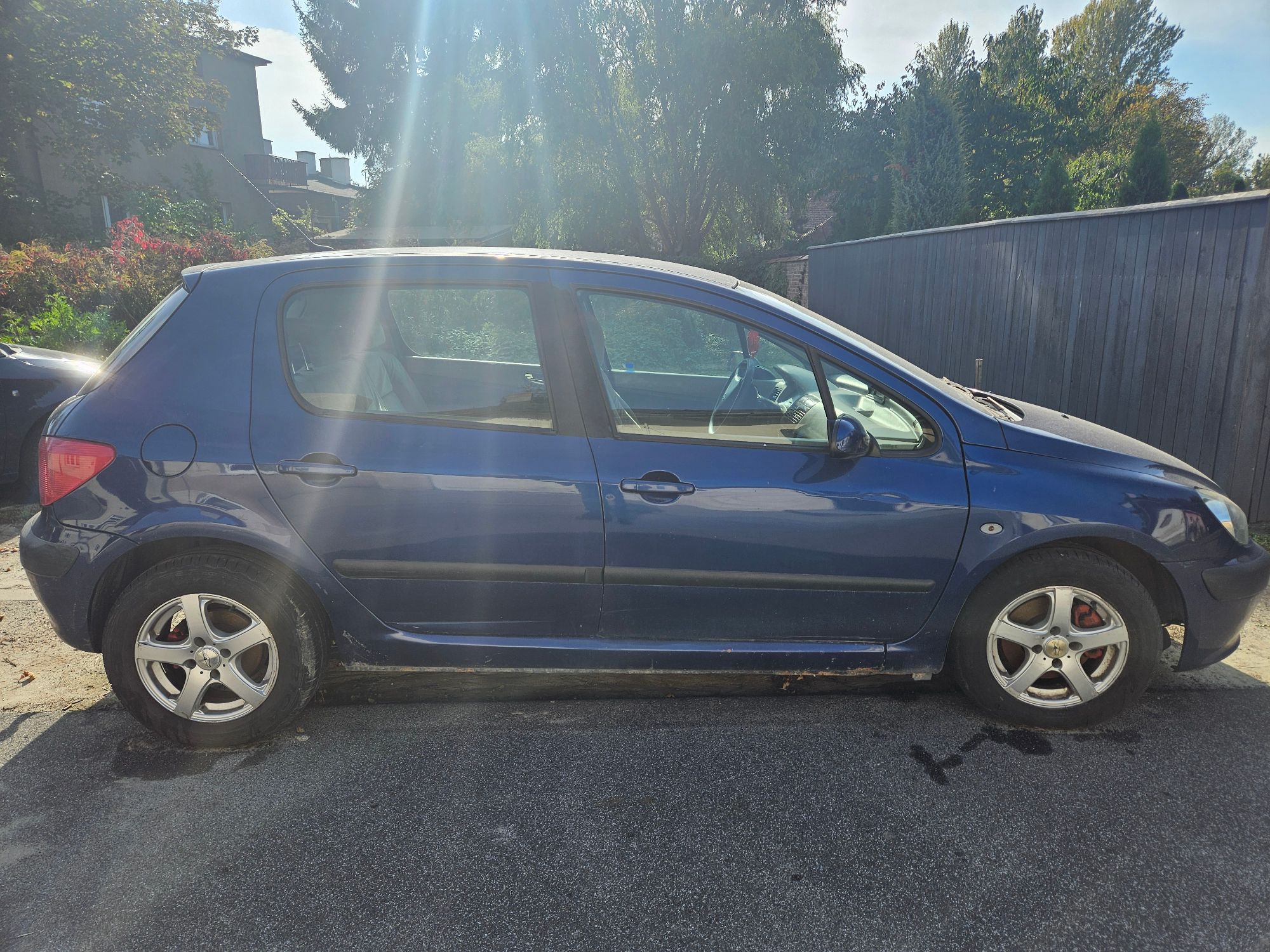 niebieski Peugeot 307, widok prawego boku pojazdu