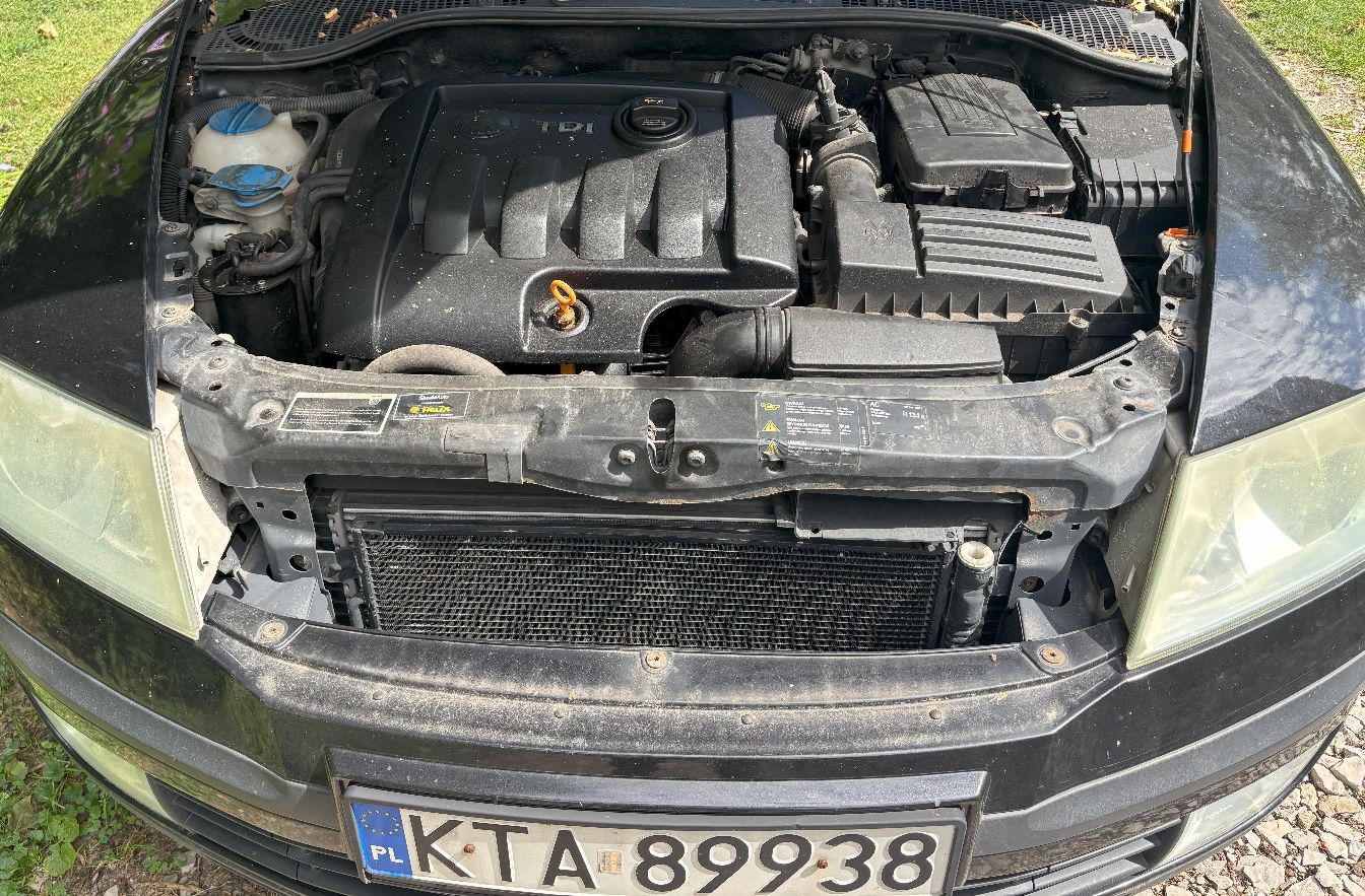 Widok pod maskę Skody Octavii II, przedstawiający komorę silnika wysokoprężnego z oznaczeniem TDI, chłodnicę oraz pas przedni.