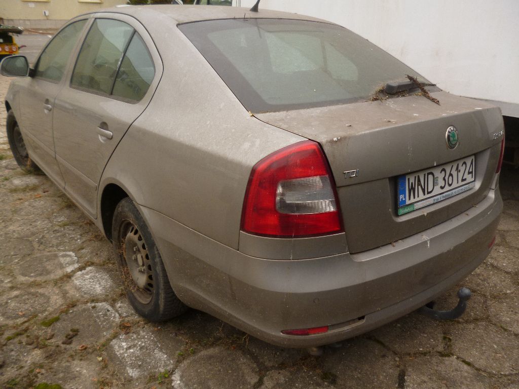 Zdjęcie przedstawia pojazd widziany od tyłu z lewej strony.