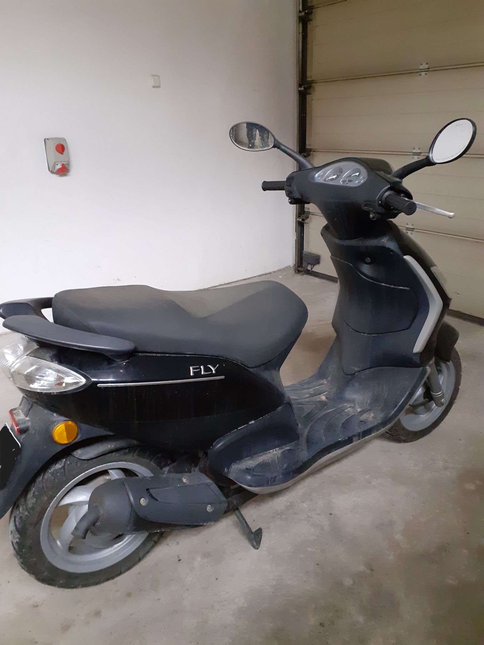 motorower koloru czarnego widok z prawego boku