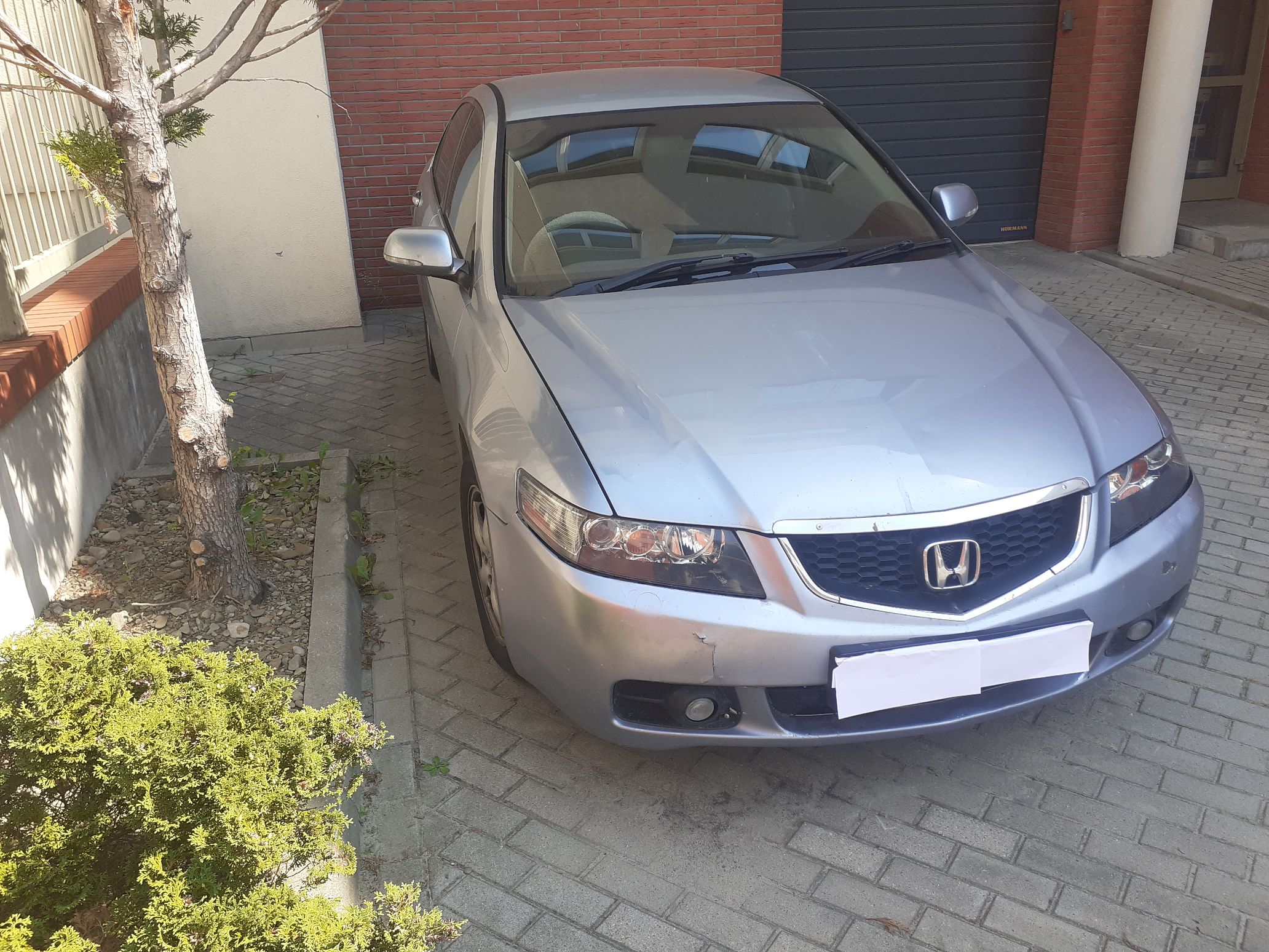 Honda Accord widziana od strony prawego przodu z logiem marki