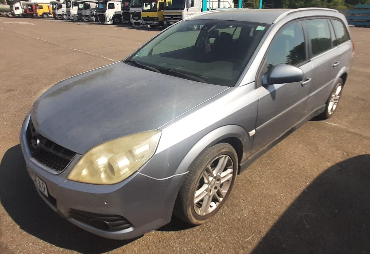 Prawy bok samochodu Opel Vectra, kolor srebrny.
