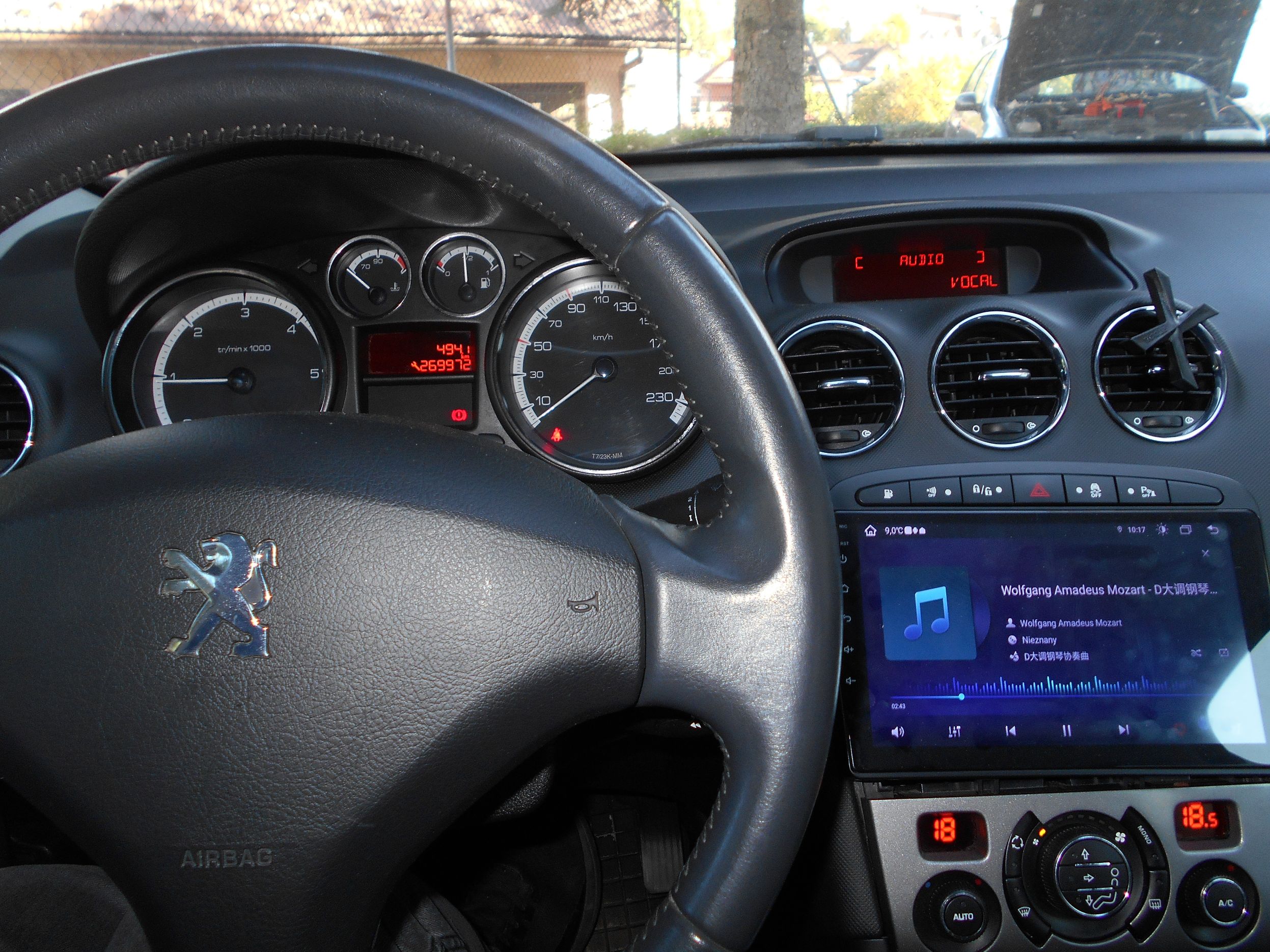 Wnętrze samochodu marki Peugeot