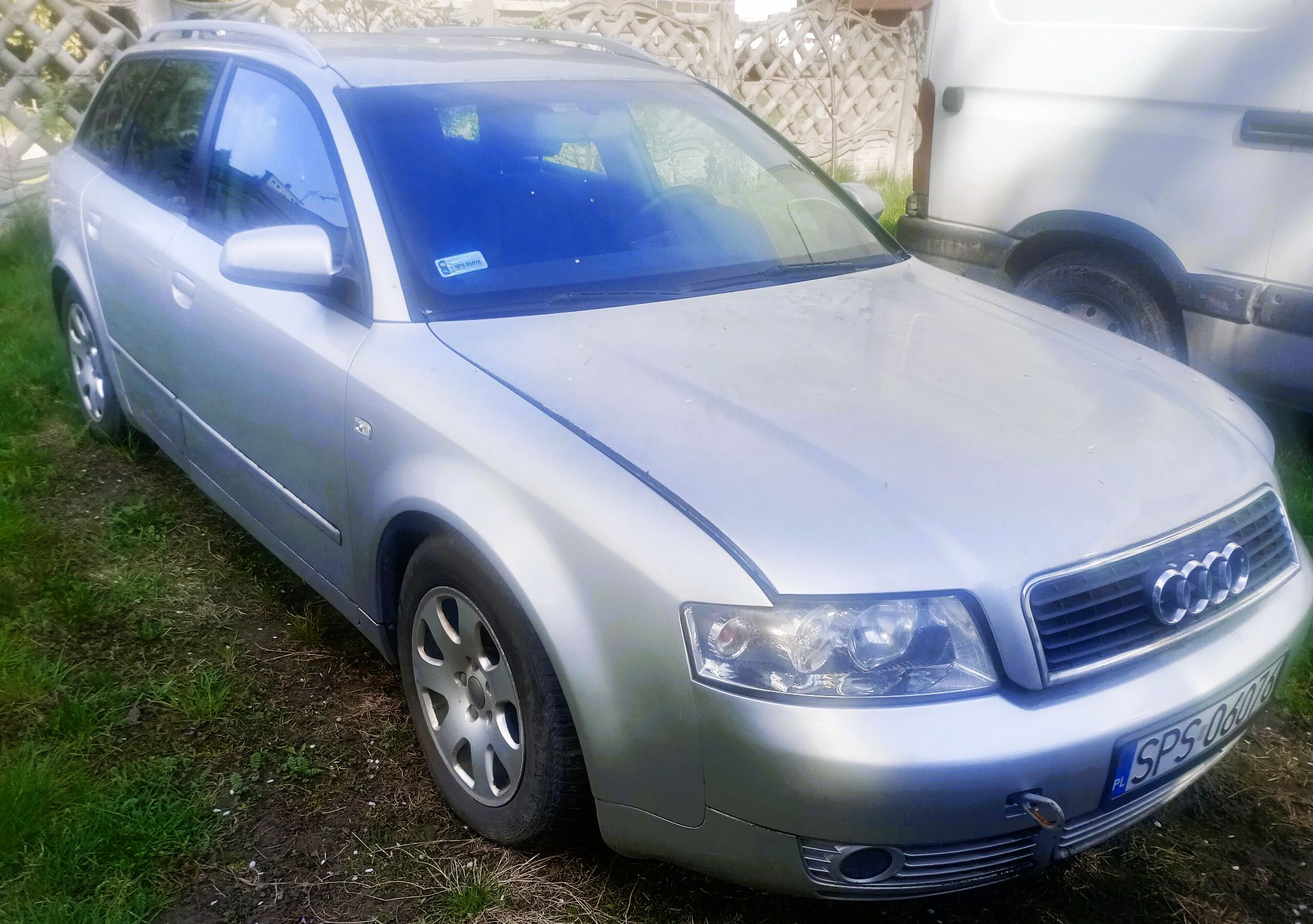 Srebrne Audi A4 wersja kombi. Samochód ma piecioramienne felgi i relingi dachowe.