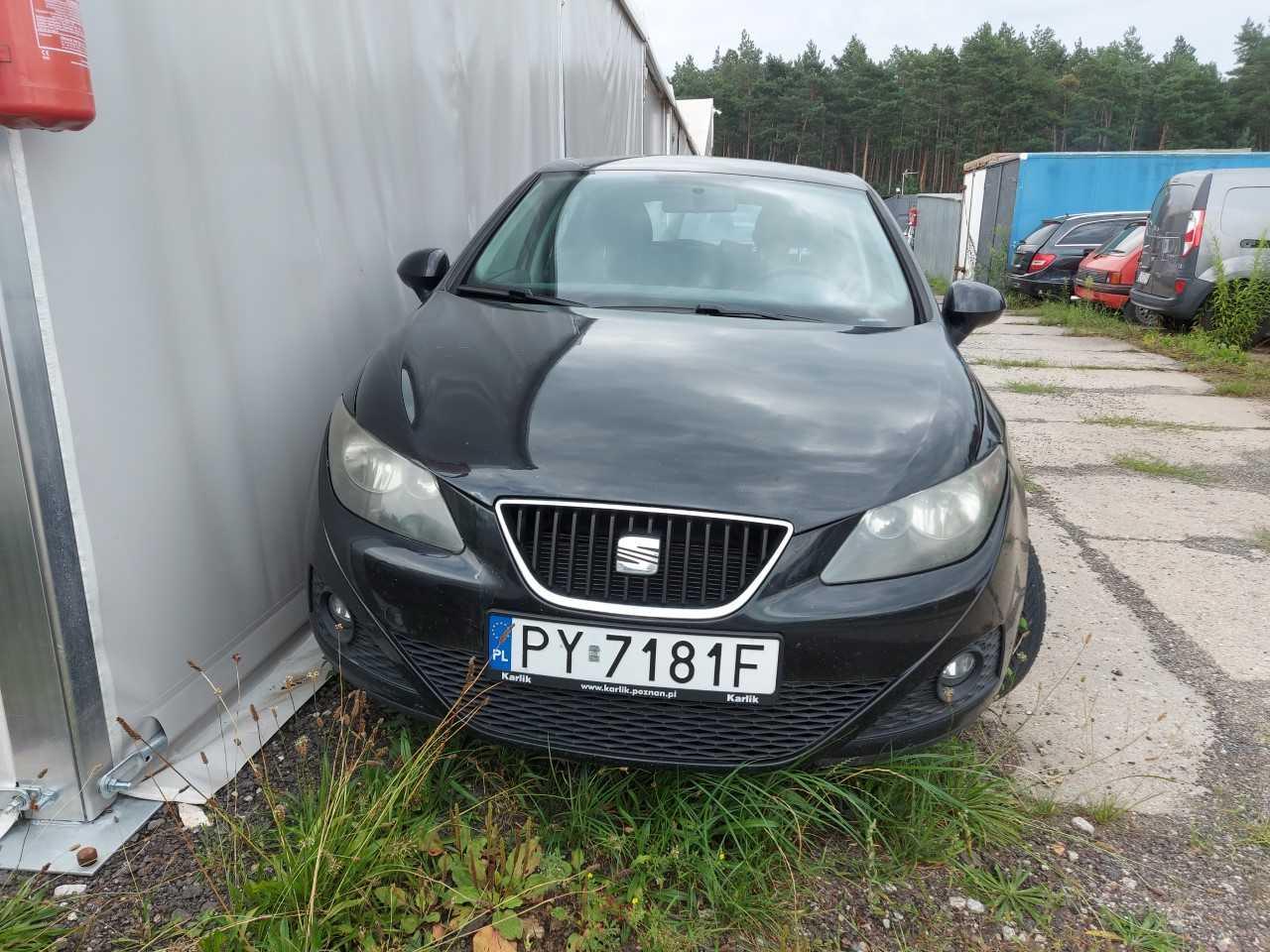 Przód samochodu Seat Ibiza czwartej generacji. Pojazd ma lekko zmatowiałe reflektory.