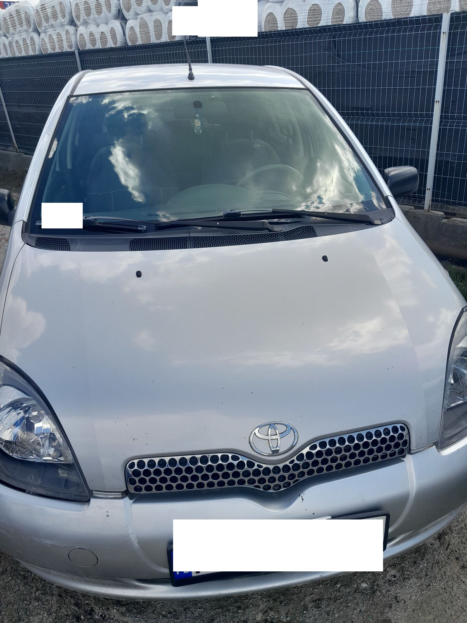 Srebrna Toyota Yaris, widziana od przodu pojazdu.
