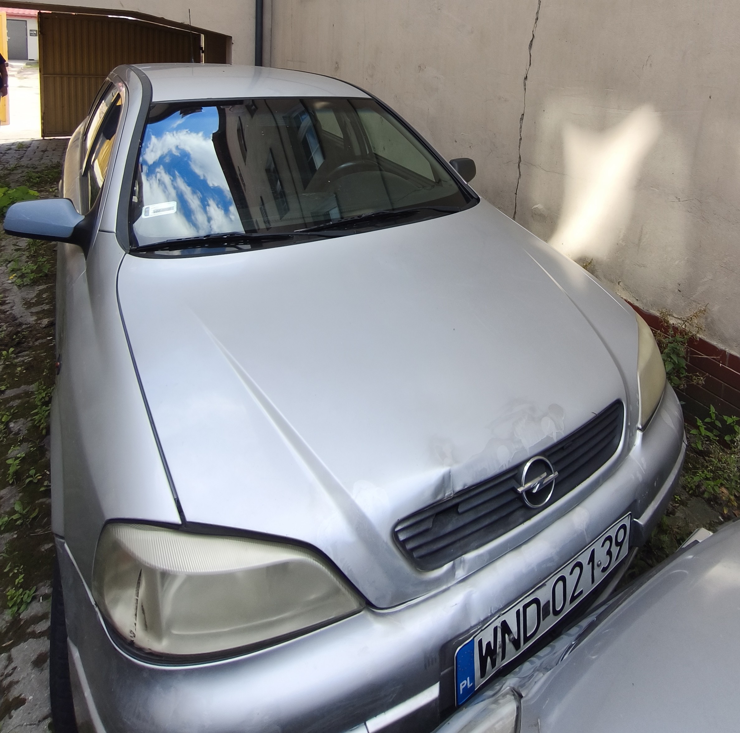Zdjęcie przedmiotu przedstawia przód pojazdu.