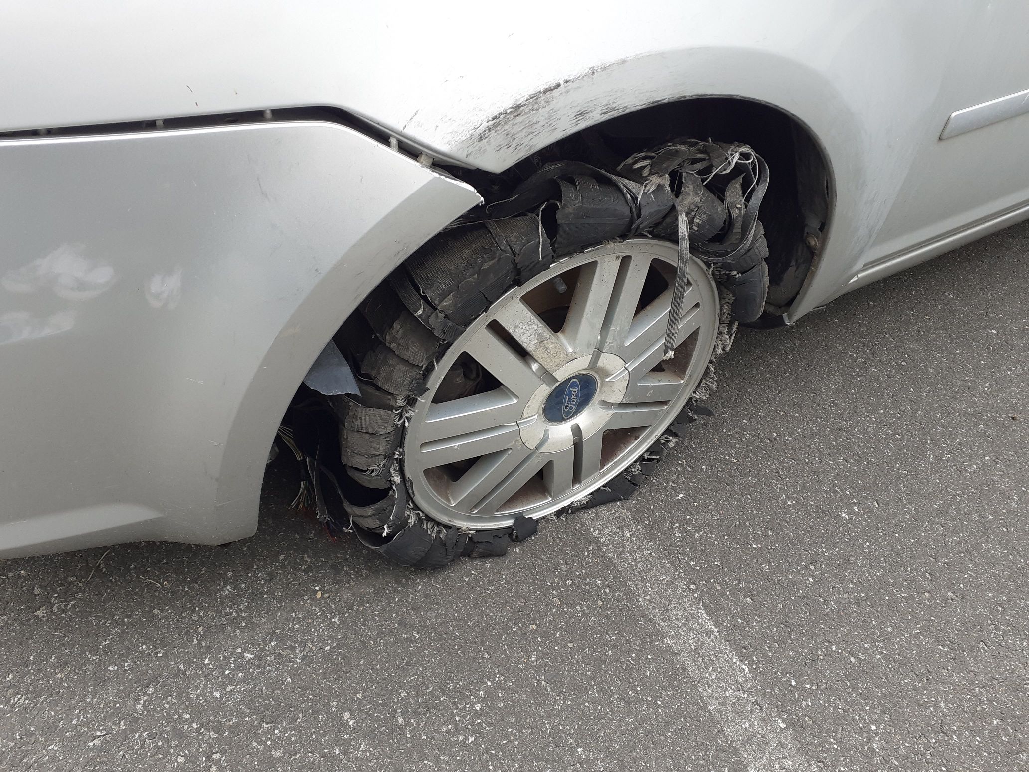 Ford C-Max koloru srebrnego, przednie lewe koło