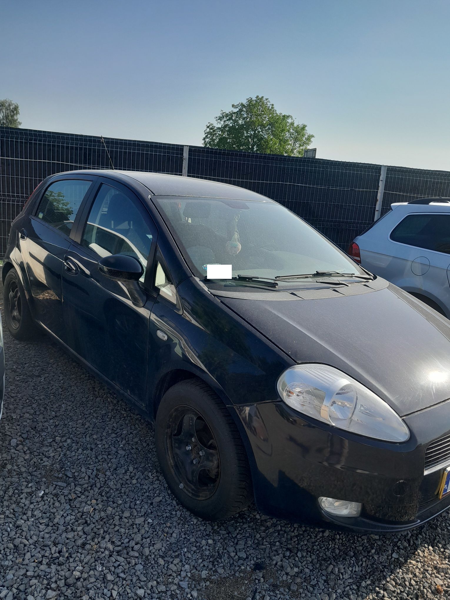 Granatowy Fiat Punto, ujęcie prawej strony pojazdu