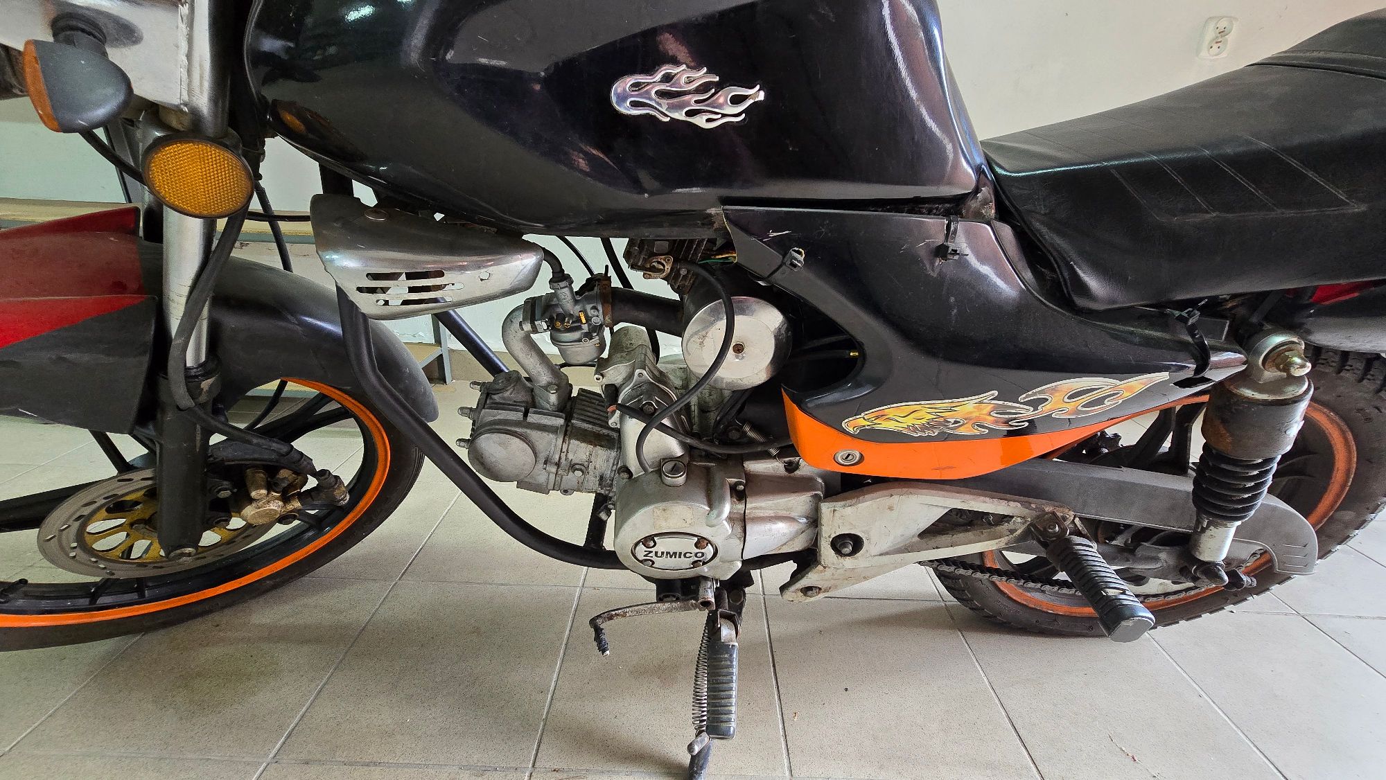 Widok silnika motoroweru z lewej strony.