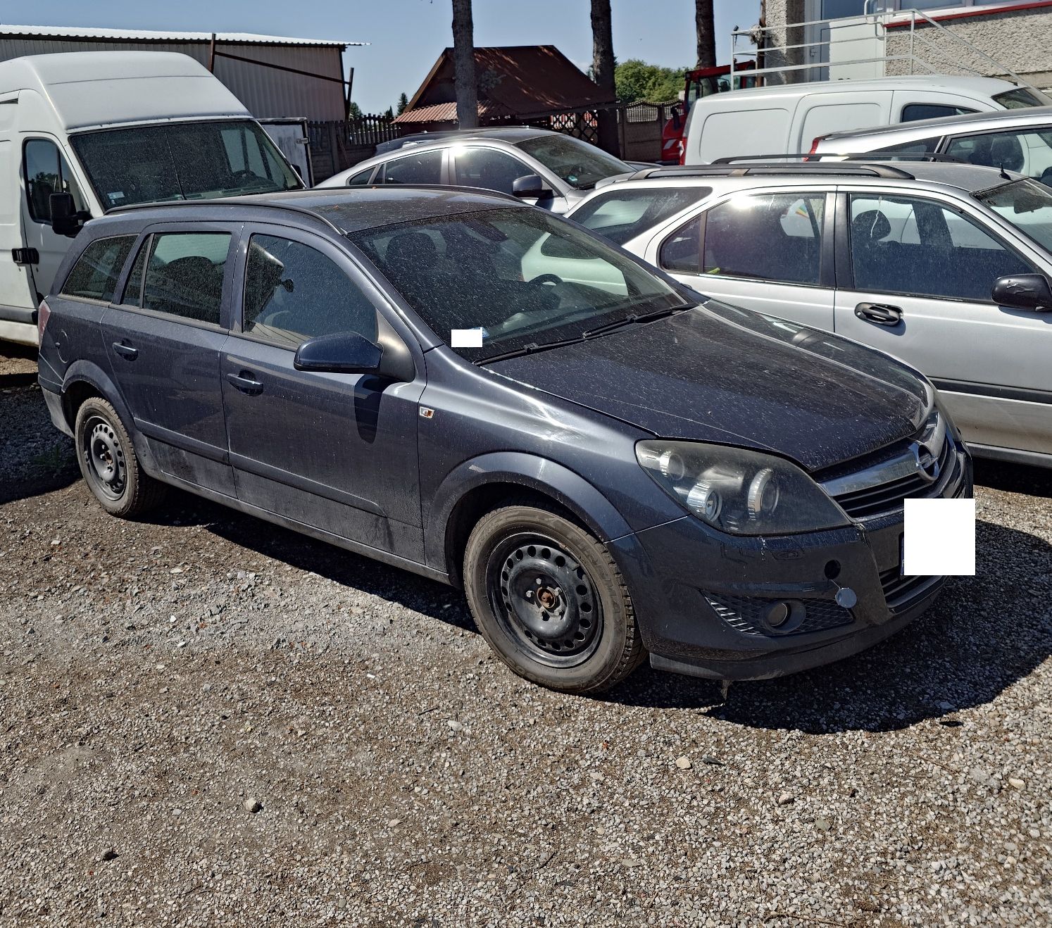Granatowy Opel Astra, ujęcie z prawej strony pojazdu.