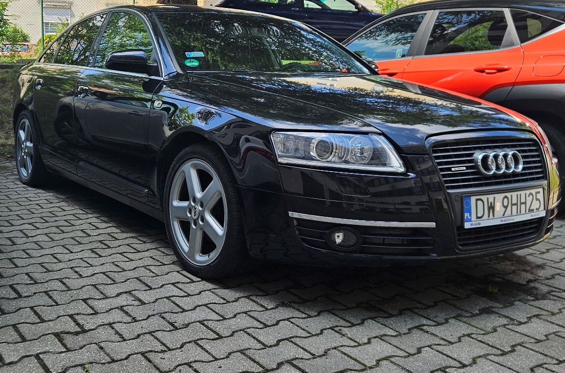 Prawy przód Audi A6 w kolorze granatowym