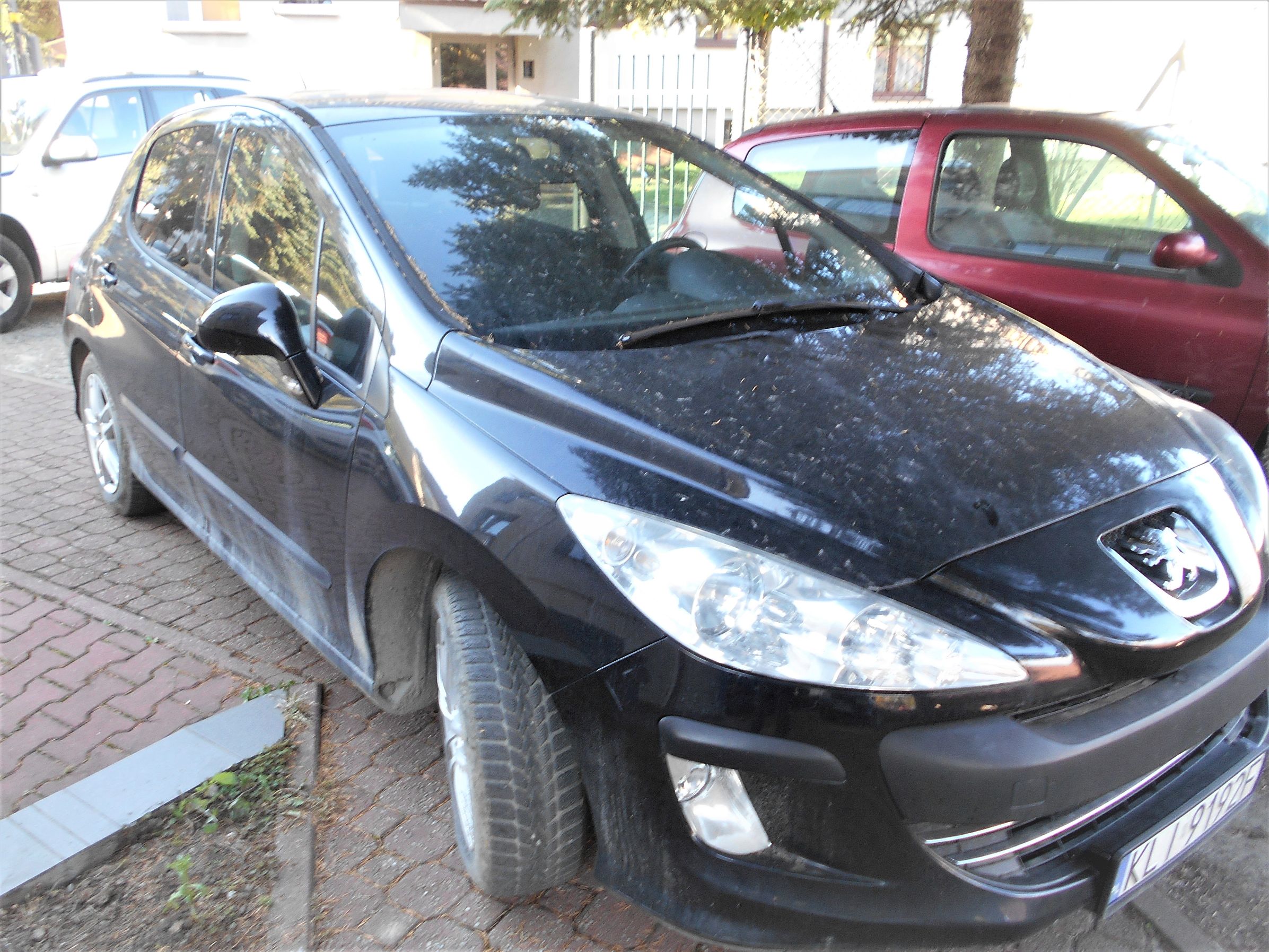 Czarny samochód osobowy marki Peugeot.