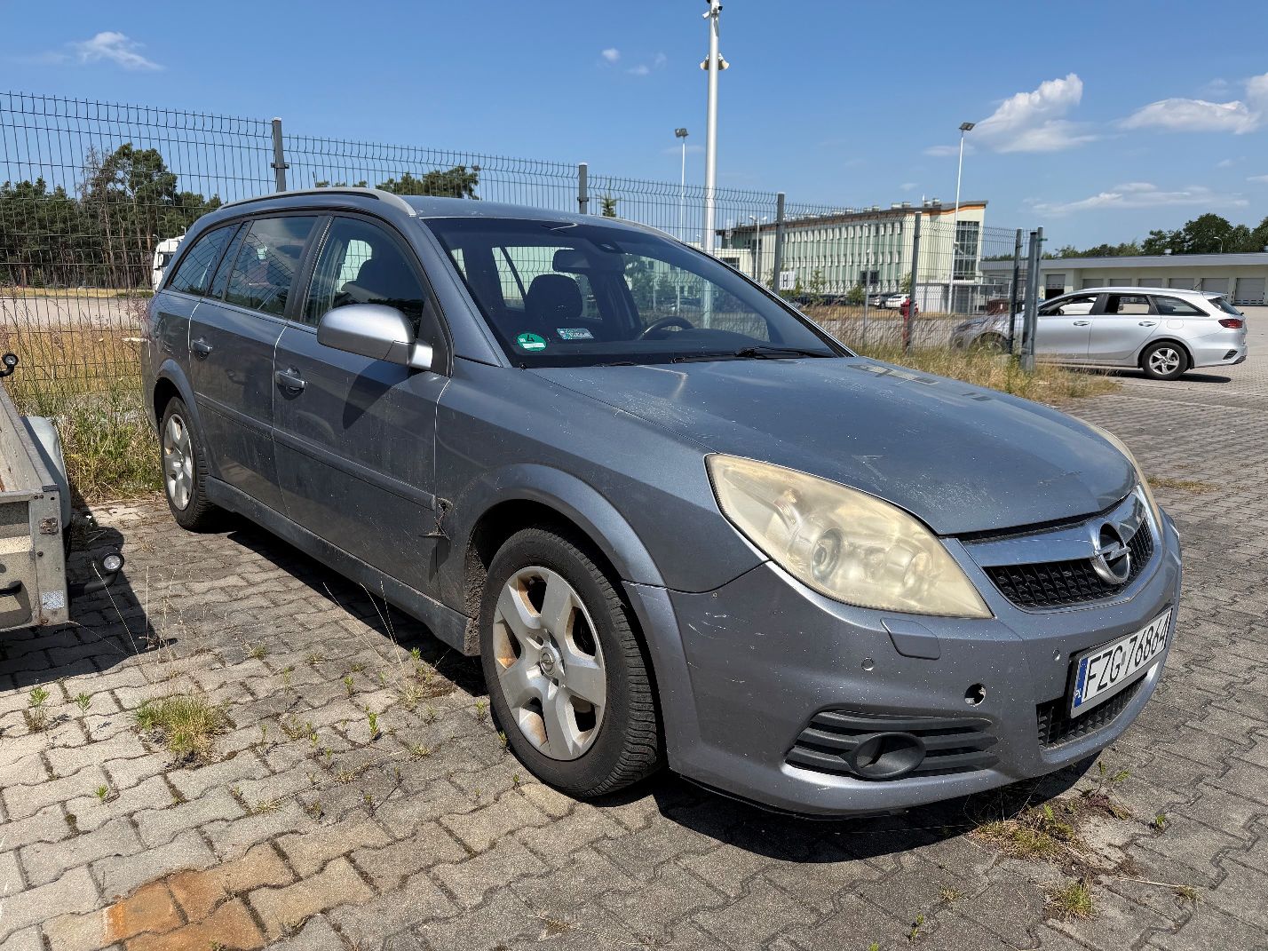 Szary Opel Vectra. Ujęcie prawego przodu.