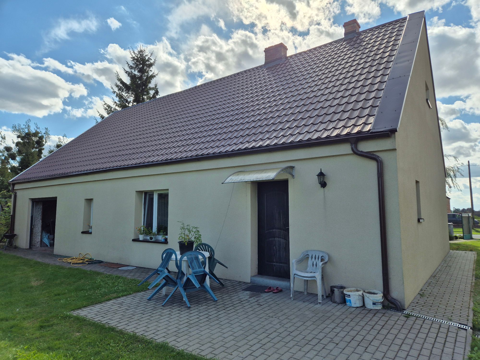 Budynek mieszkalny, widok z zewnątrz od strony wewnętrznej działki.