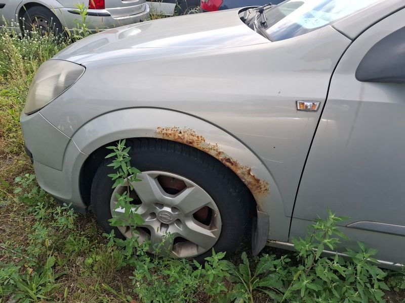 korozja na przednim lewym błotniku.