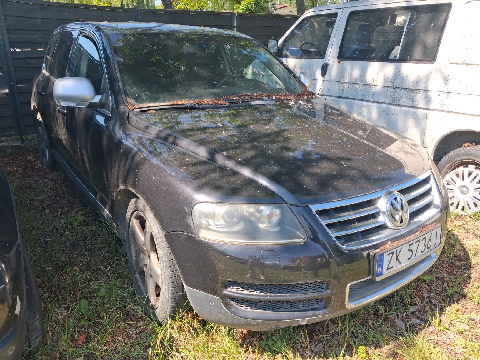 Czarny Volkswagen Touareg, widok na prawy przód.