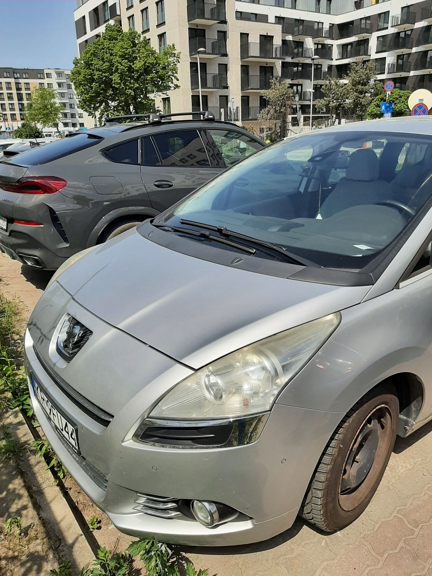 Przód samochodu Peugeot 5008.