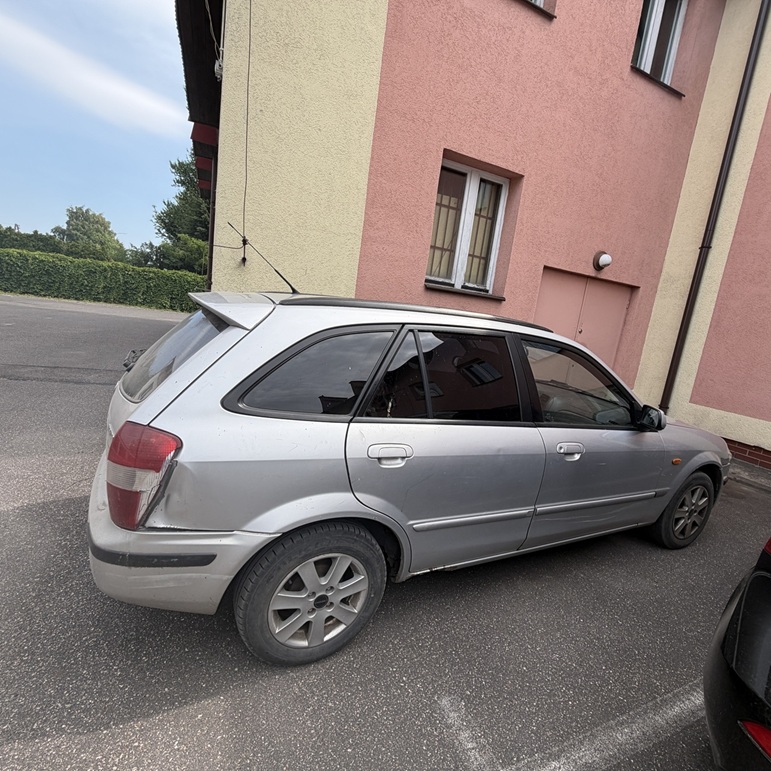 Mazda 323F - prawa strona