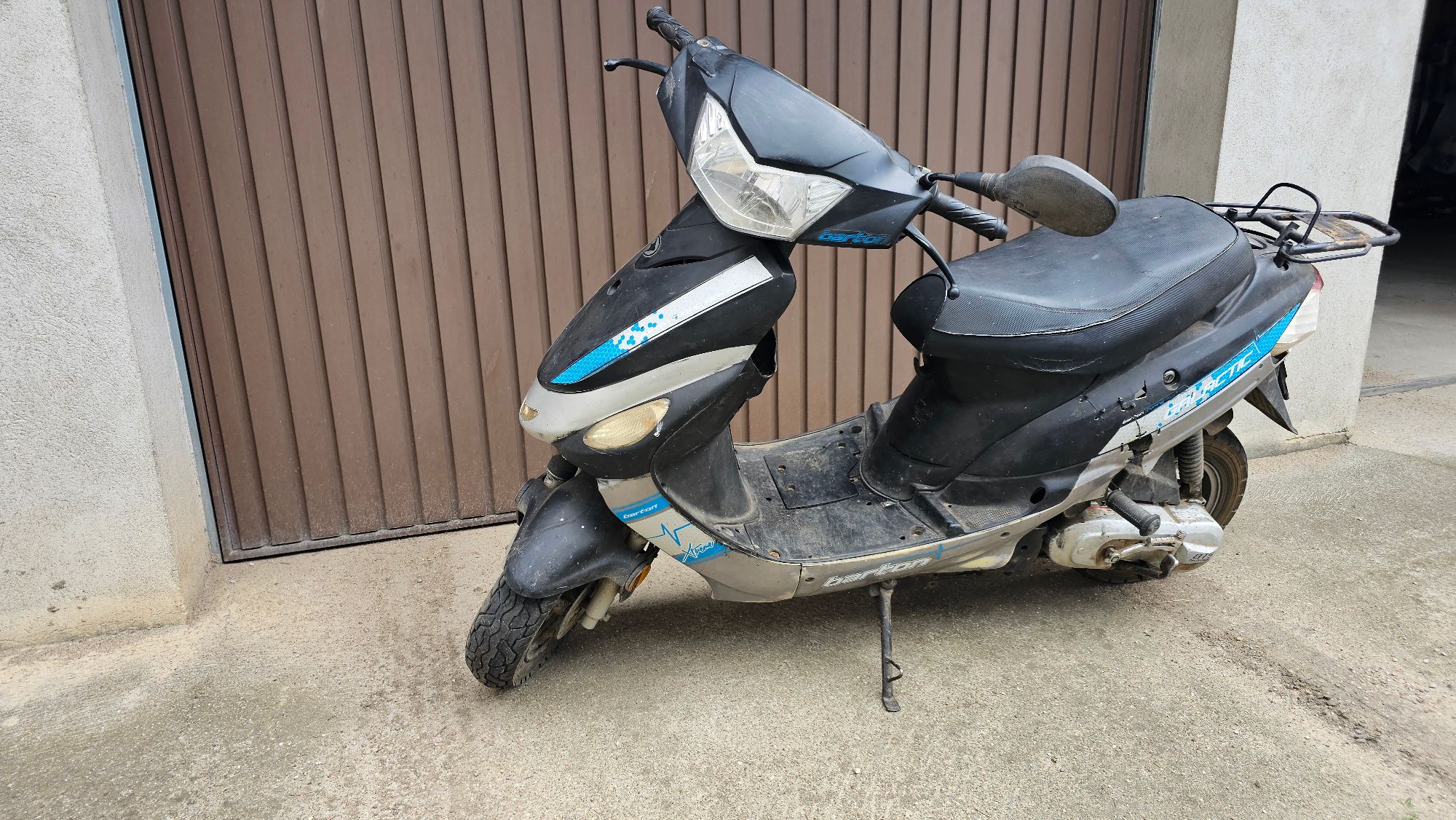 Motorower Longija, kolor czarno-srebrno-niebieski, widok lewej strony
