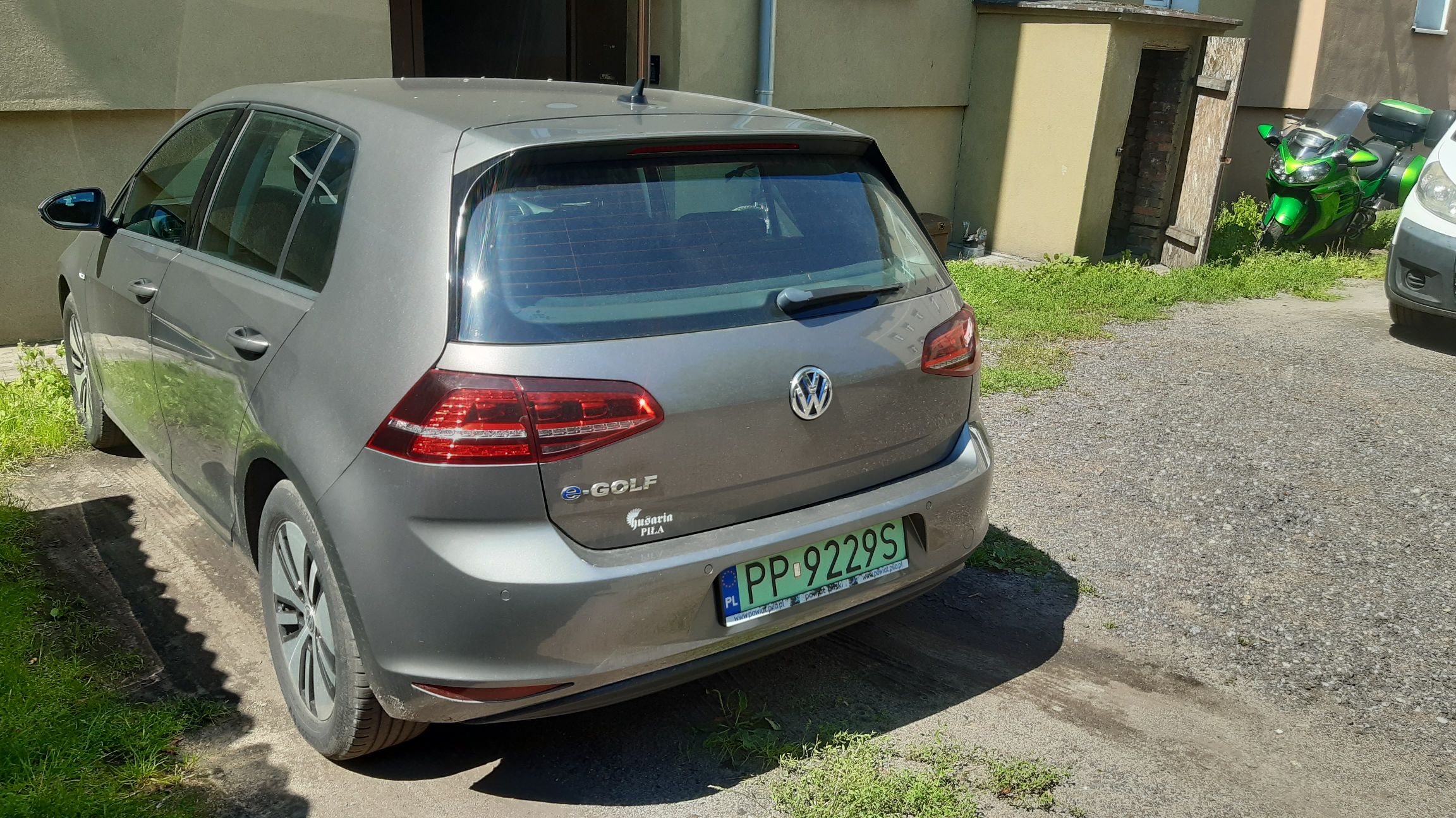 Szary, pięciodrzwiowy Volkswagen e-Golf sfotografowany z tyłu