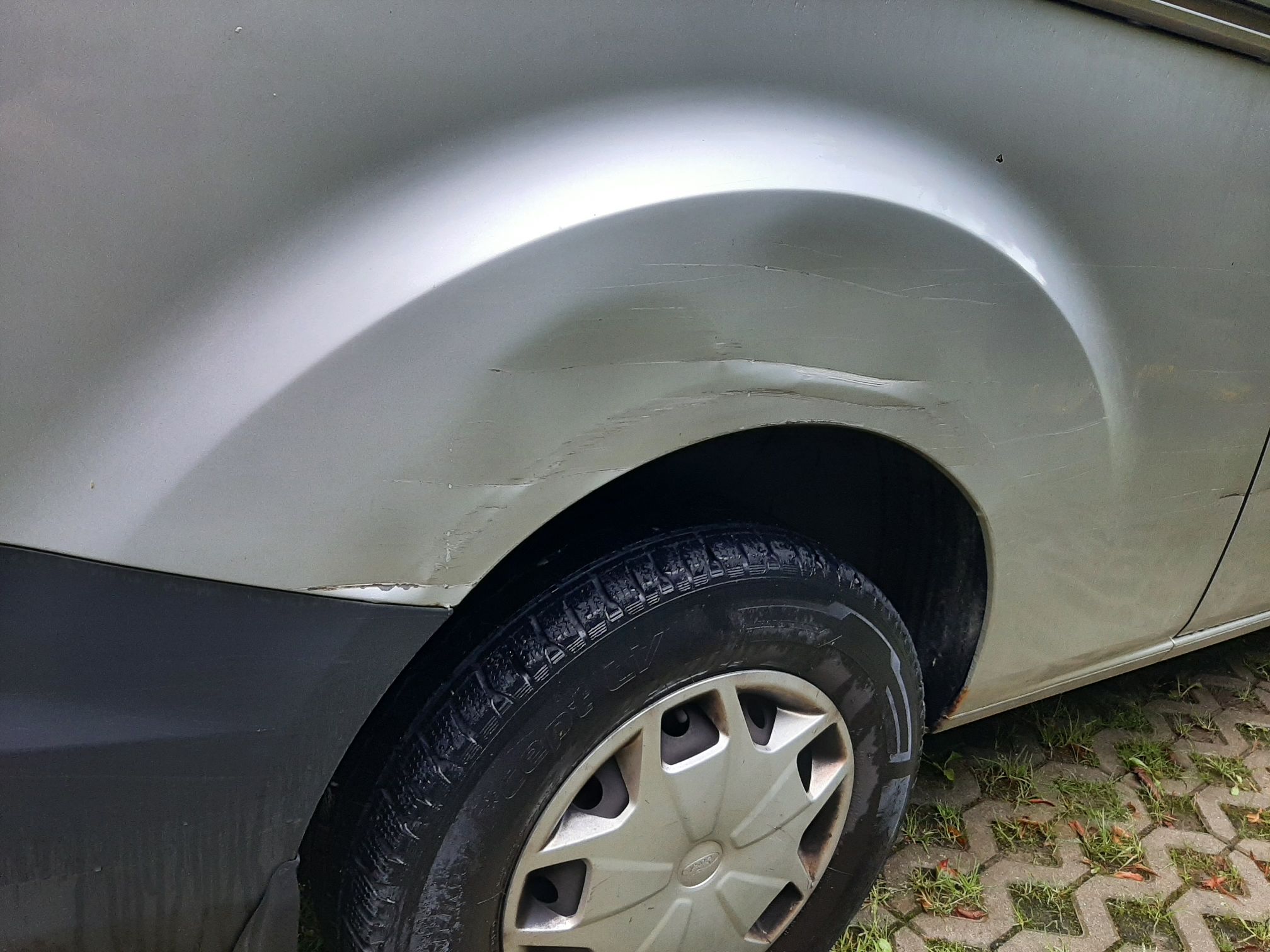 Ford Transit - przerysowane, wgniecione prawe nadkole