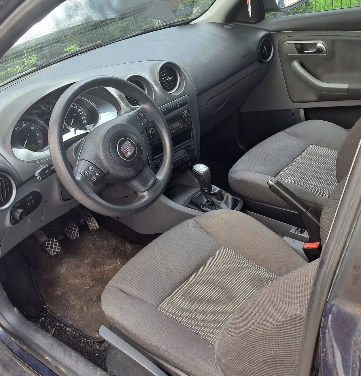 Dwa przednie fotele, deska rozdzielcza, kierownica samochodu Seat Ibiza