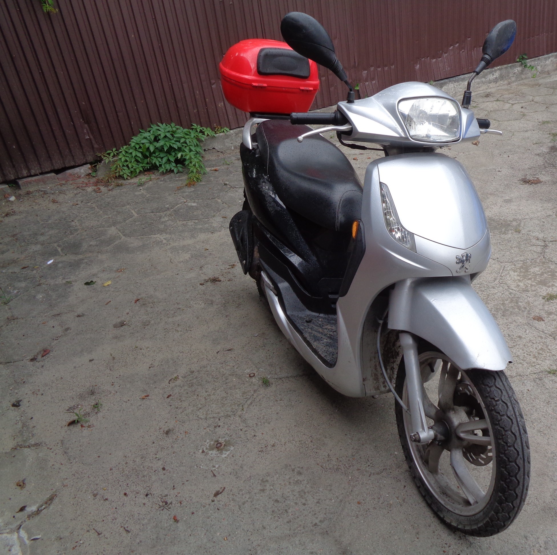 Przód motoroweru, widoczne ślady eksploatacji, zarysowania na plastiku.