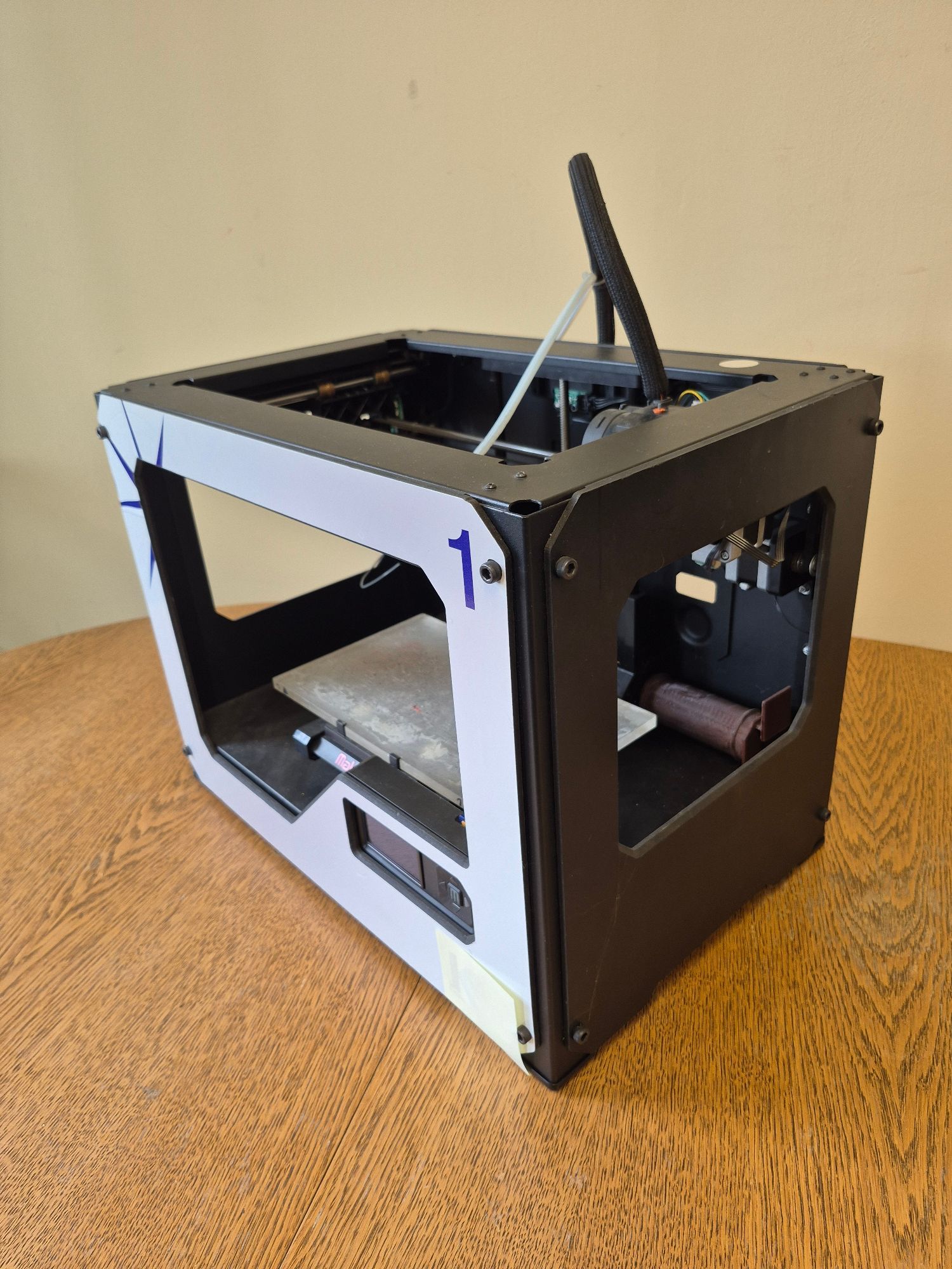 widok z boku, góry i przodu drukarki 3d