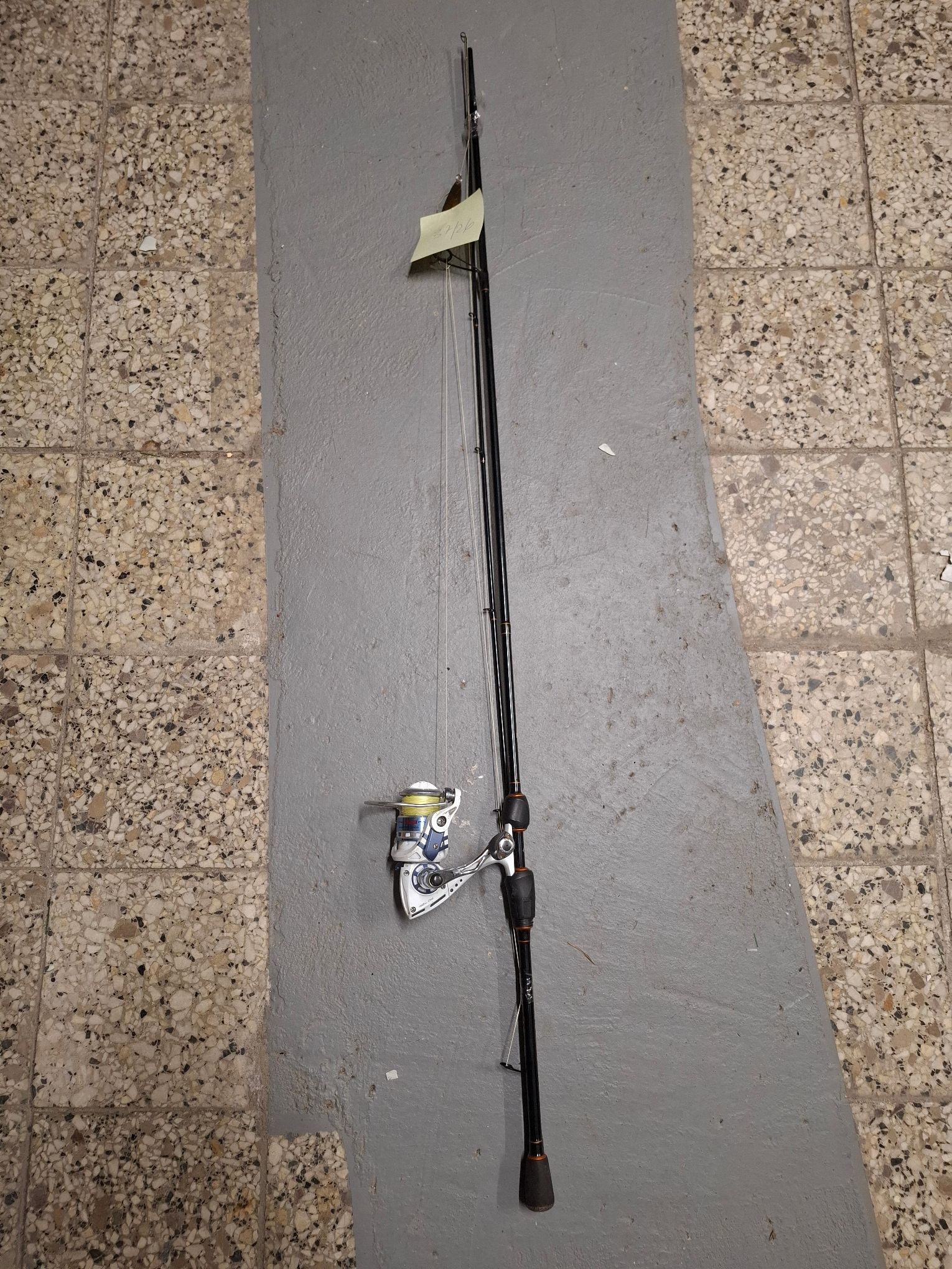 Widok wędki z wędziskiem marki Noble II, żyłką zakończoną blachą z kotwicą oraz kołowrotkiem marki Ball Bearings Gear Ratio
