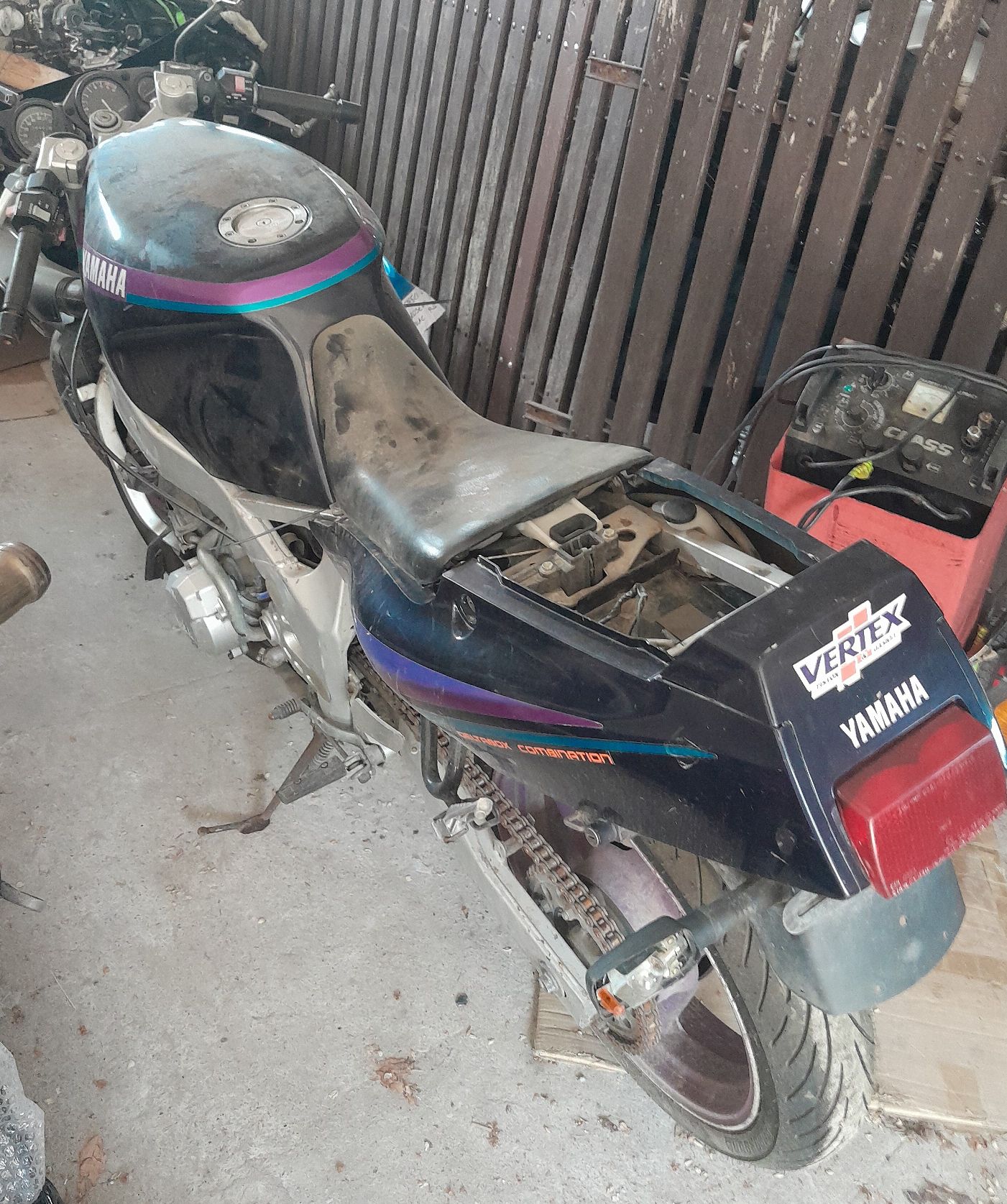 Motocykl Yamaha, widziana lewa strona pojazdu z brakującym fragmentem siedziska