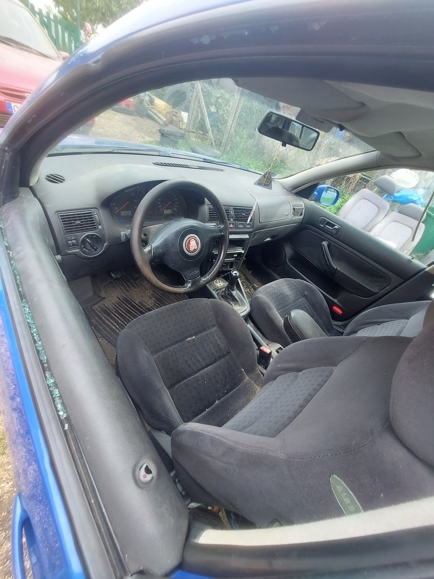 Wnętrze Volkswagena Golfa zaniedbane, przetarcia na kierownicy, pęknięcie tapicerki na fotelu kierowcy.