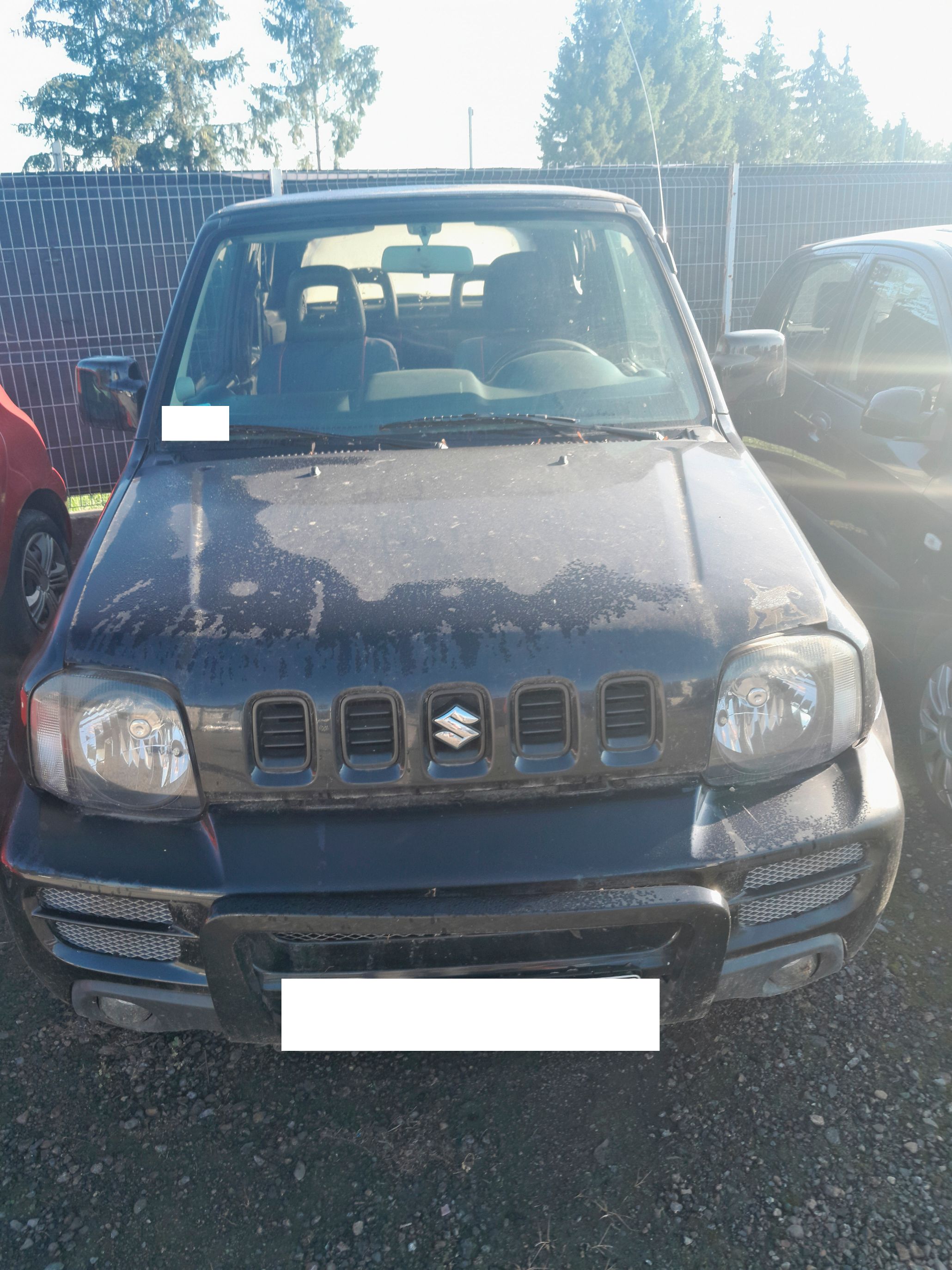 Czarne Suzuki Jimny, widziany z przodu pojazdu